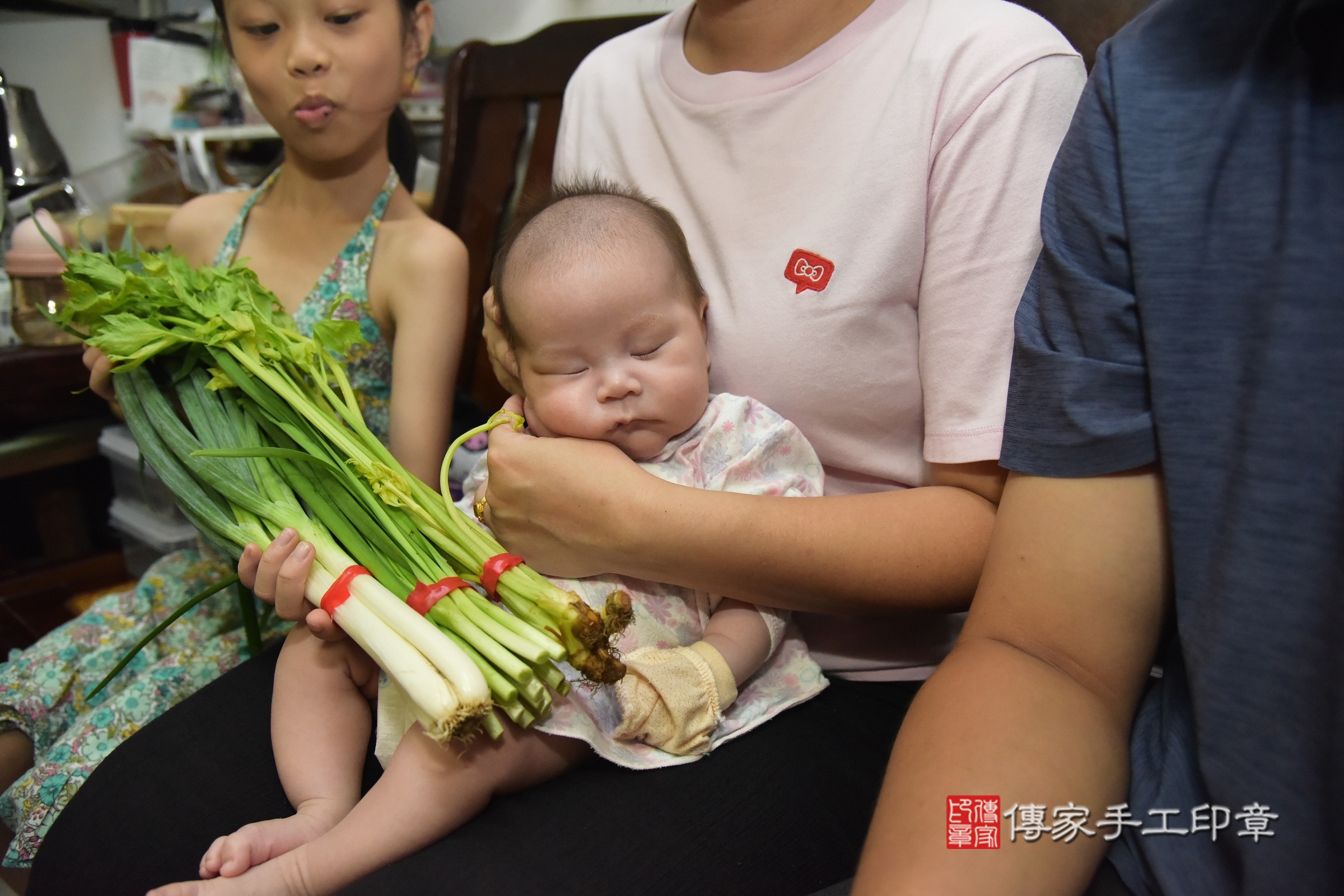 倪倪寶寶(新北市泰山區到府嬰兒倪倪寶寶滿月剃頭理髮、到府嬰兒剃胎毛儀式吉祥話)。到府剃頭剃胎毛主持、專業拍照、證書。★購買「臍帶章、肚臍章、胎毛筆刷印章」贈送：剃頭、收涎、抓周，三選一。2024.8.10，照片12