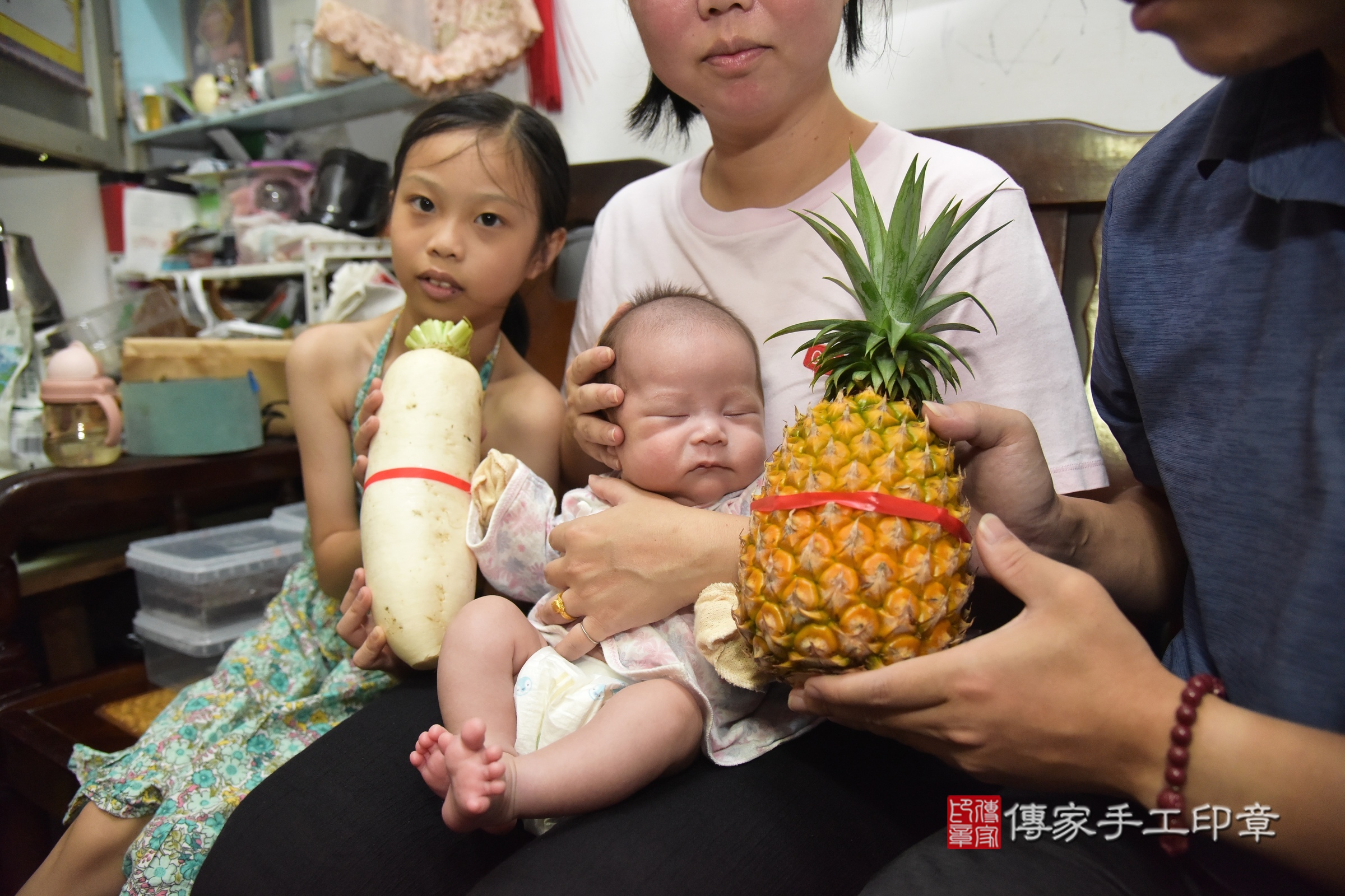 倪倪寶寶(新北市泰山區到府嬰兒倪倪寶寶滿月剃頭理髮、到府嬰兒剃胎毛儀式吉祥話)。到府剃頭剃胎毛主持、專業拍照、證書。★購買「臍帶章、肚臍章、胎毛筆刷印章」贈送：剃頭、收涎、抓周，三選一。2024.8.10，照片10