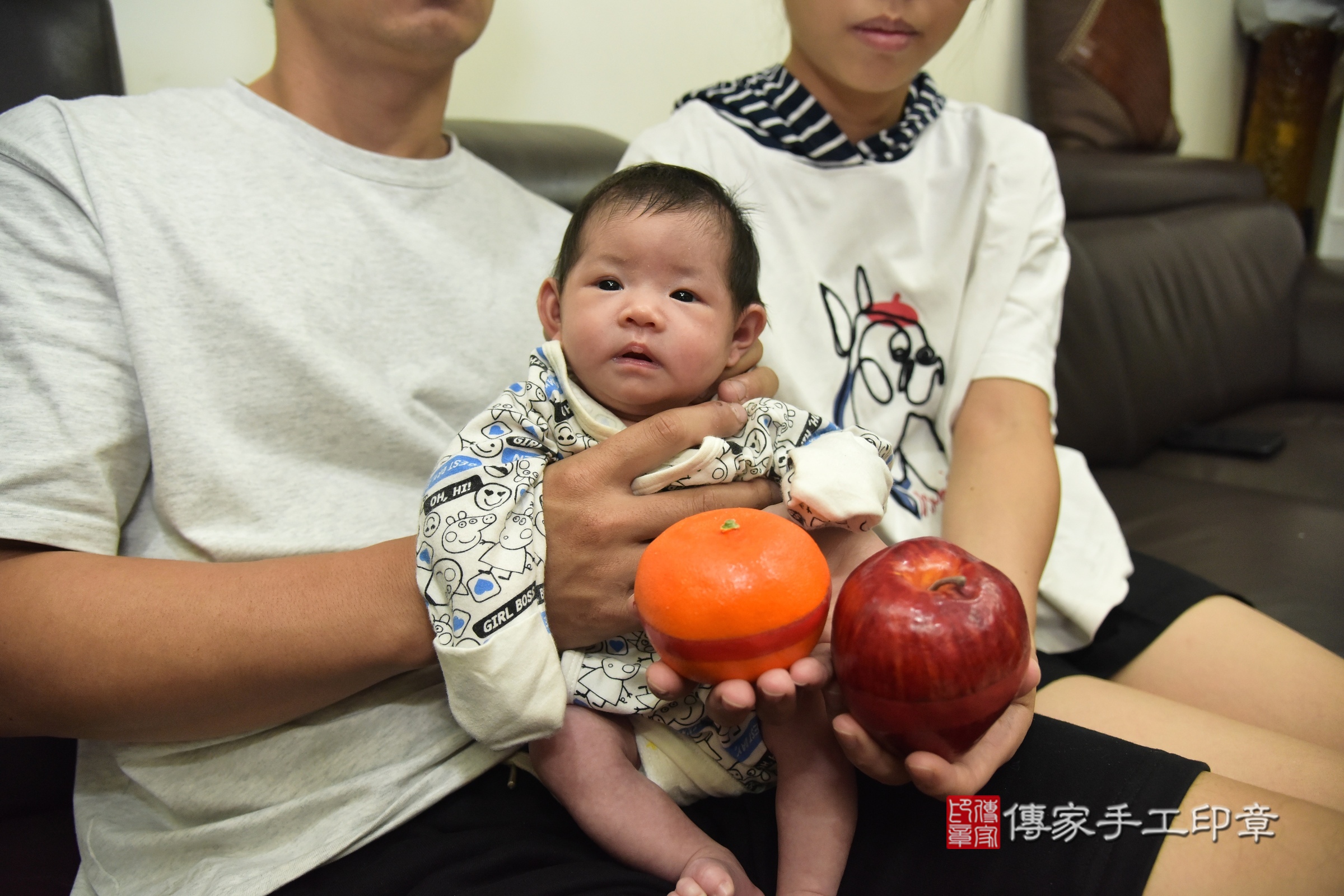 小希寶寶(新北市新莊區到府嬰兒小希寶寶滿月剃頭理髮、到府嬰兒剃胎毛儀式吉祥話)。到府剃頭剃胎毛主持、專業拍照、證書。★購買「臍帶章、肚臍章、胎毛筆刷印章」贈送：剃頭、收涎、抓周，三選一。2024.8.10，照片8