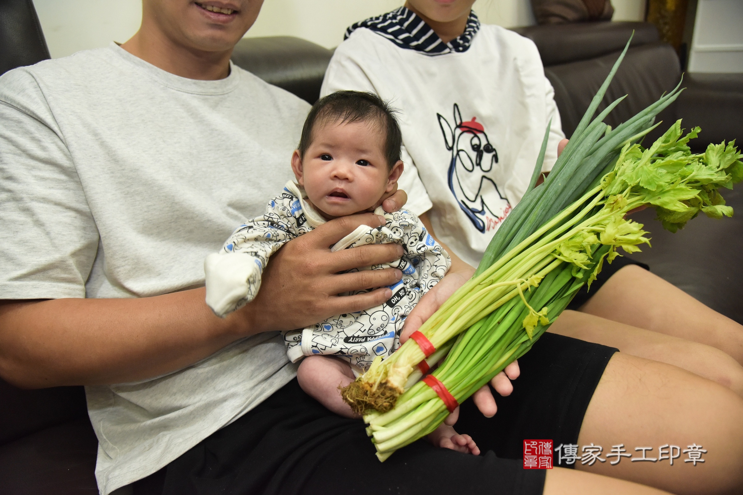 小希寶寶(新北市新莊區到府嬰兒小希寶寶滿月剃頭理髮、到府嬰兒剃胎毛儀式吉祥話)。到府剃頭剃胎毛主持、專業拍照、證書。★購買「臍帶章、肚臍章、胎毛筆刷印章」贈送：剃頭、收涎、抓周，三選一。2024.8.10，照片14