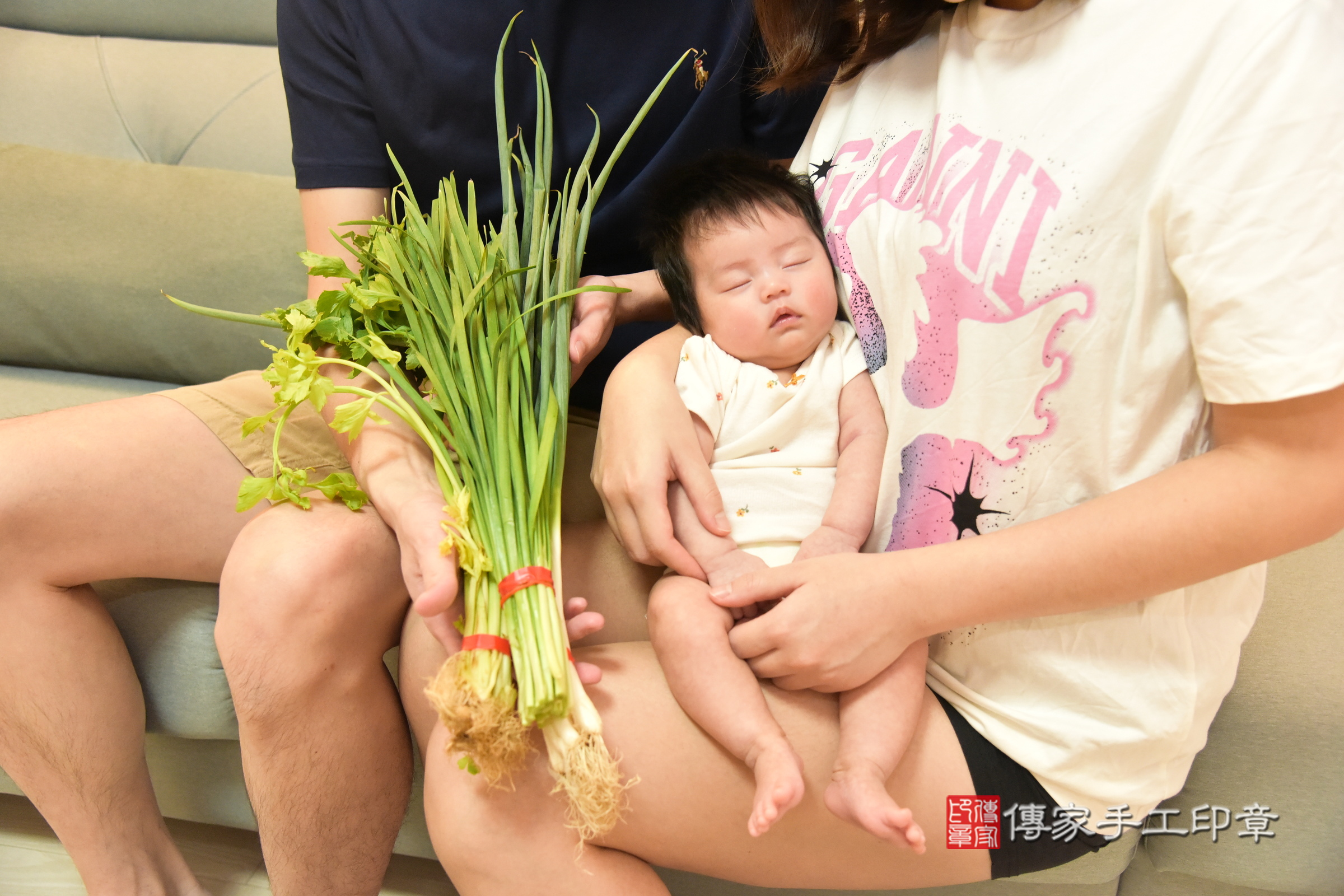 小希寶寶(台北市松山區到府嬰兒小希寶寶滿月剃頭理髮、到府嬰兒剃胎毛儀式吉祥話)。到府剃頭剃胎毛主持、專業拍照、證書。★購買「臍帶章、肚臍章、胎毛筆刷印章」贈送：剃頭、收涎、抓周，三選一。2024.8.13，照片14