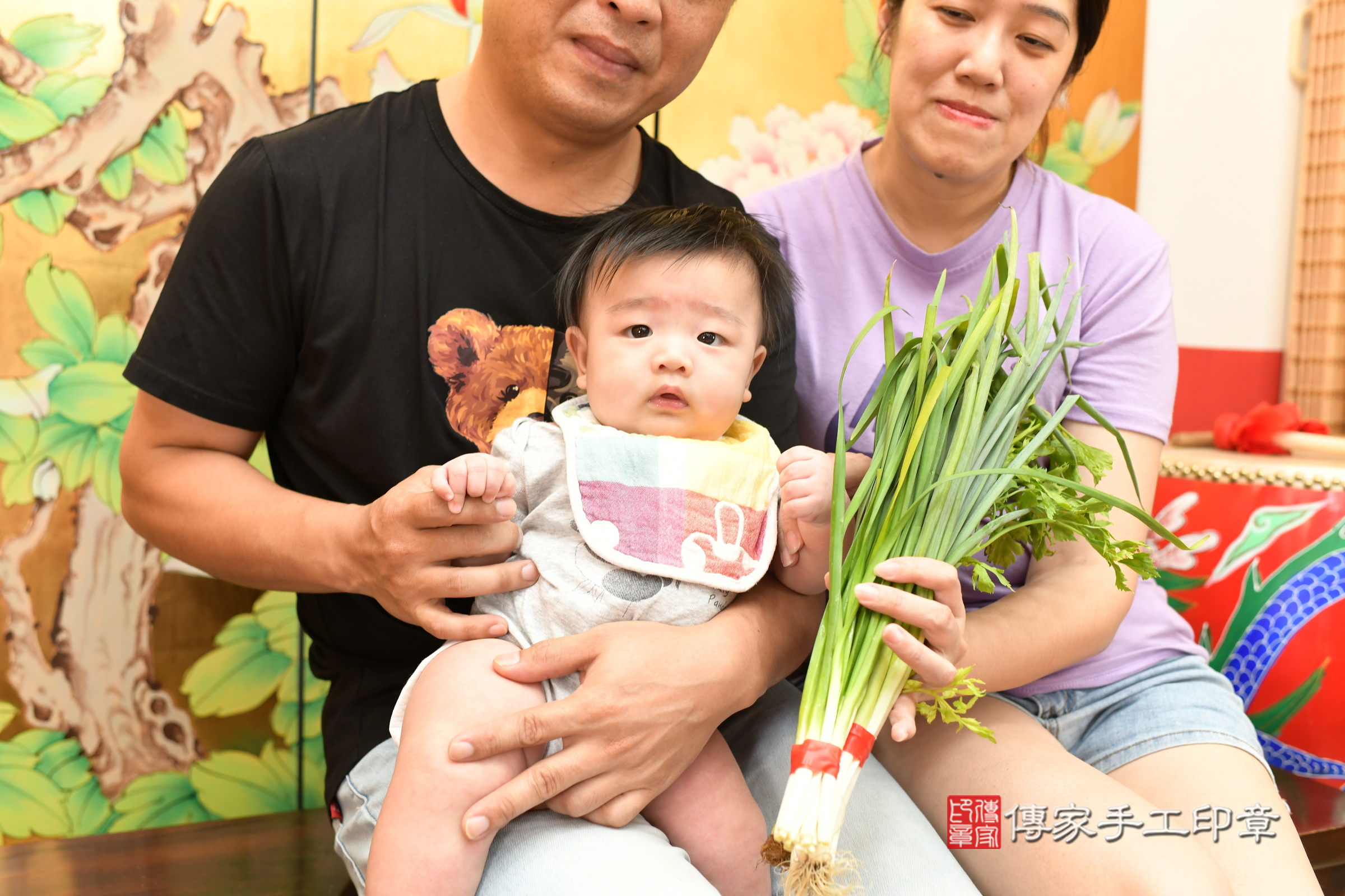 小夏寶寶(台北市大同區嬰兒寶寶滿月剃頭理髮、嬰兒剃胎毛儀式吉祥話)。中國風會場，爸媽寶貝穿「日中韓」古裝禮服。專業拍照、證書。★購買「臍帶章、肚臍章、胎毛筆刷印章」贈送：剃頭、收涎、抓周，三選一。2024.8.15，照片16