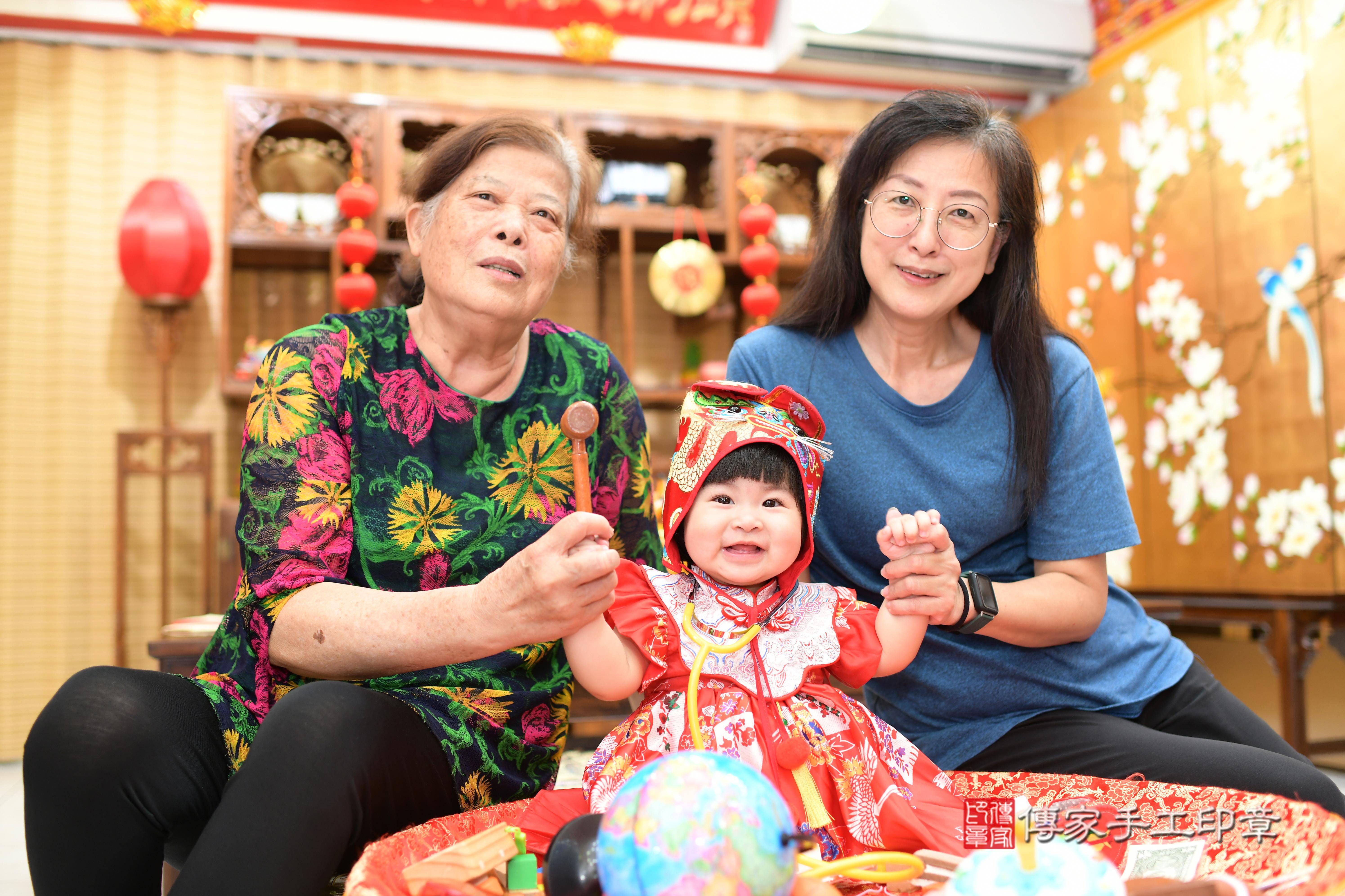 傳家手工印章台南店、抓周、度脺、中國風會場、傳家嬰兒古禮、吉祥話、抓周道具物品24種、拍照。抓周證書。寶寶抓周、滿周歲、生日快樂、祝福