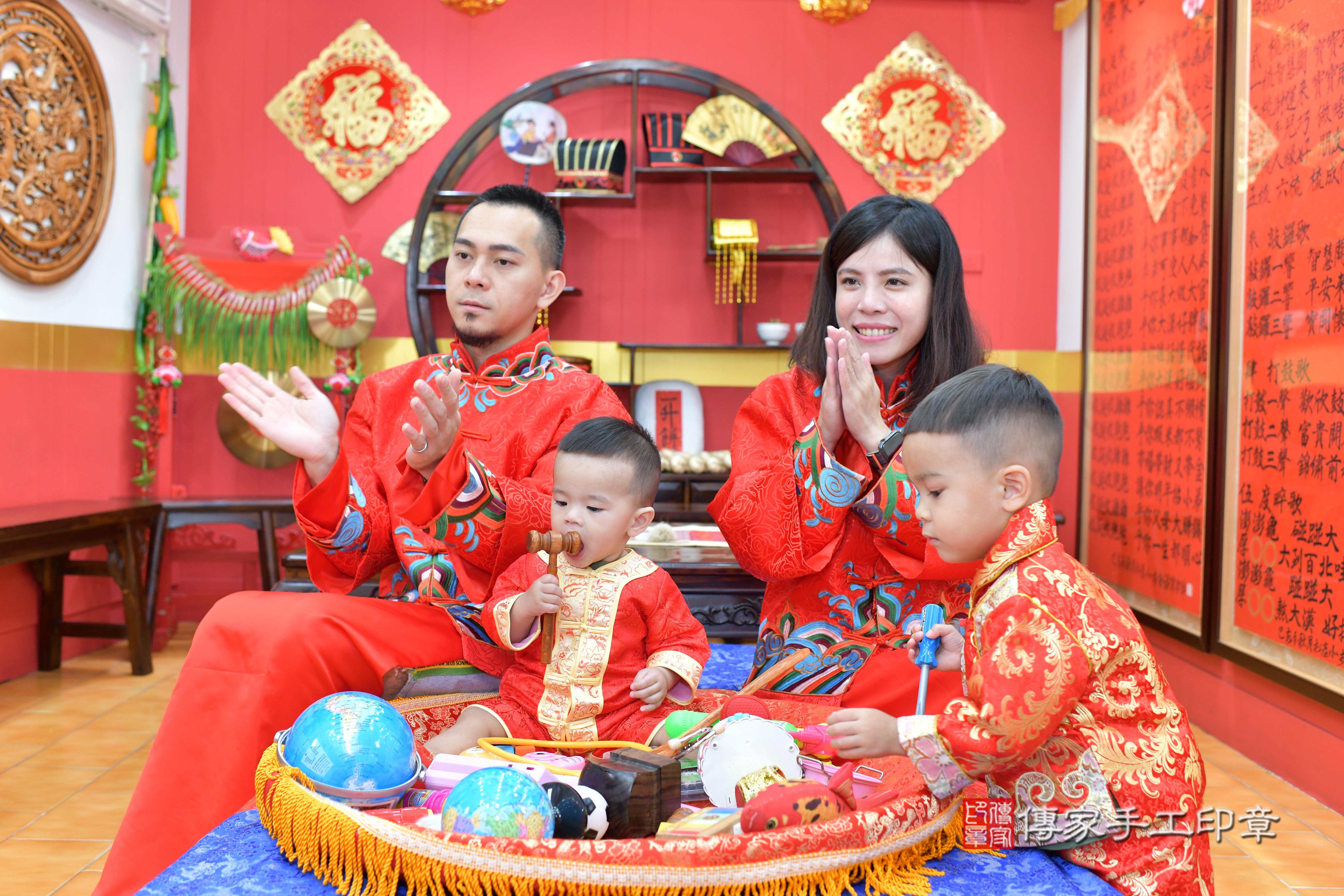 傳家手工印章桃園店、抓周、度脺、中國風會場、傳家嬰兒古禮、吉祥話、抓周道具物品24種、拍照。抓周證書。寶寶抓周、滿周歲、生日快樂、祝福