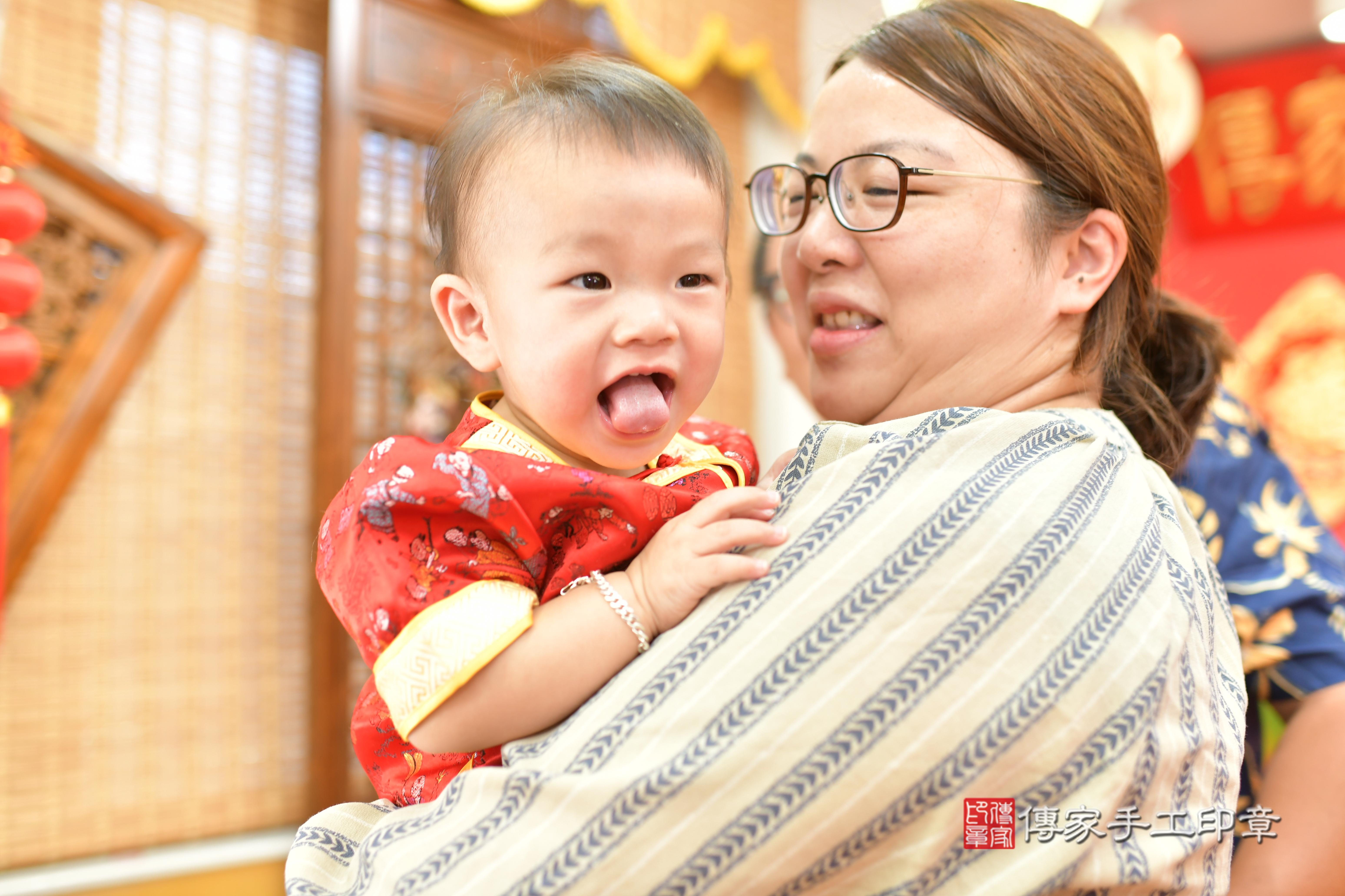 傳家手工印章桃園店、抓周、度脺、中國風會場、傳家嬰兒古禮、吉祥話、抓周道具物品24種、拍照。抓周證書。寶寶抓周、滿周歲、生日快樂、祝福