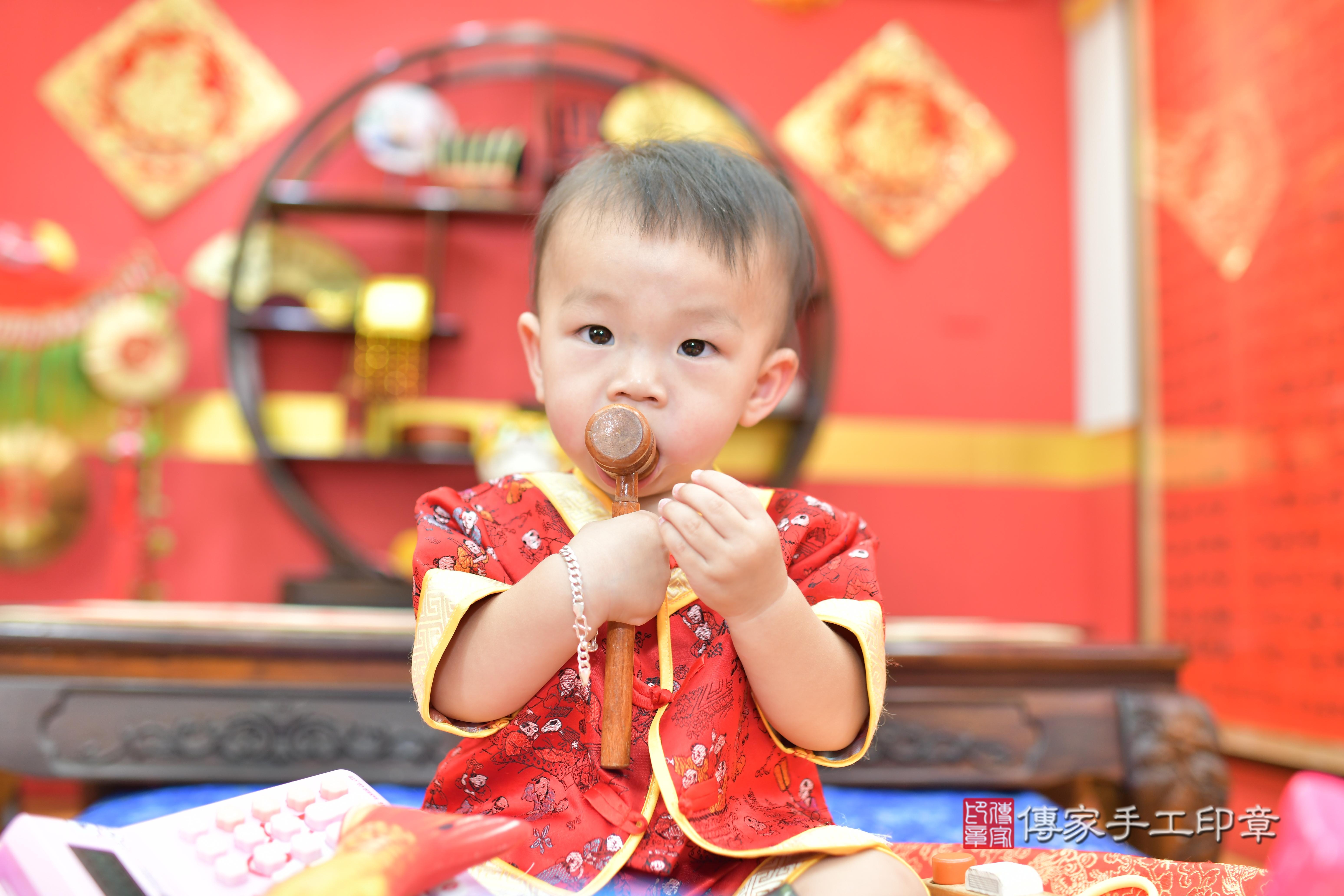 傳家手工印章桃園店、抓周、度脺、中國風會場、傳家嬰兒古禮、吉祥話、抓周道具物品24種、拍照。抓周證書。寶寶抓周、滿周歲、生日快樂、祝福