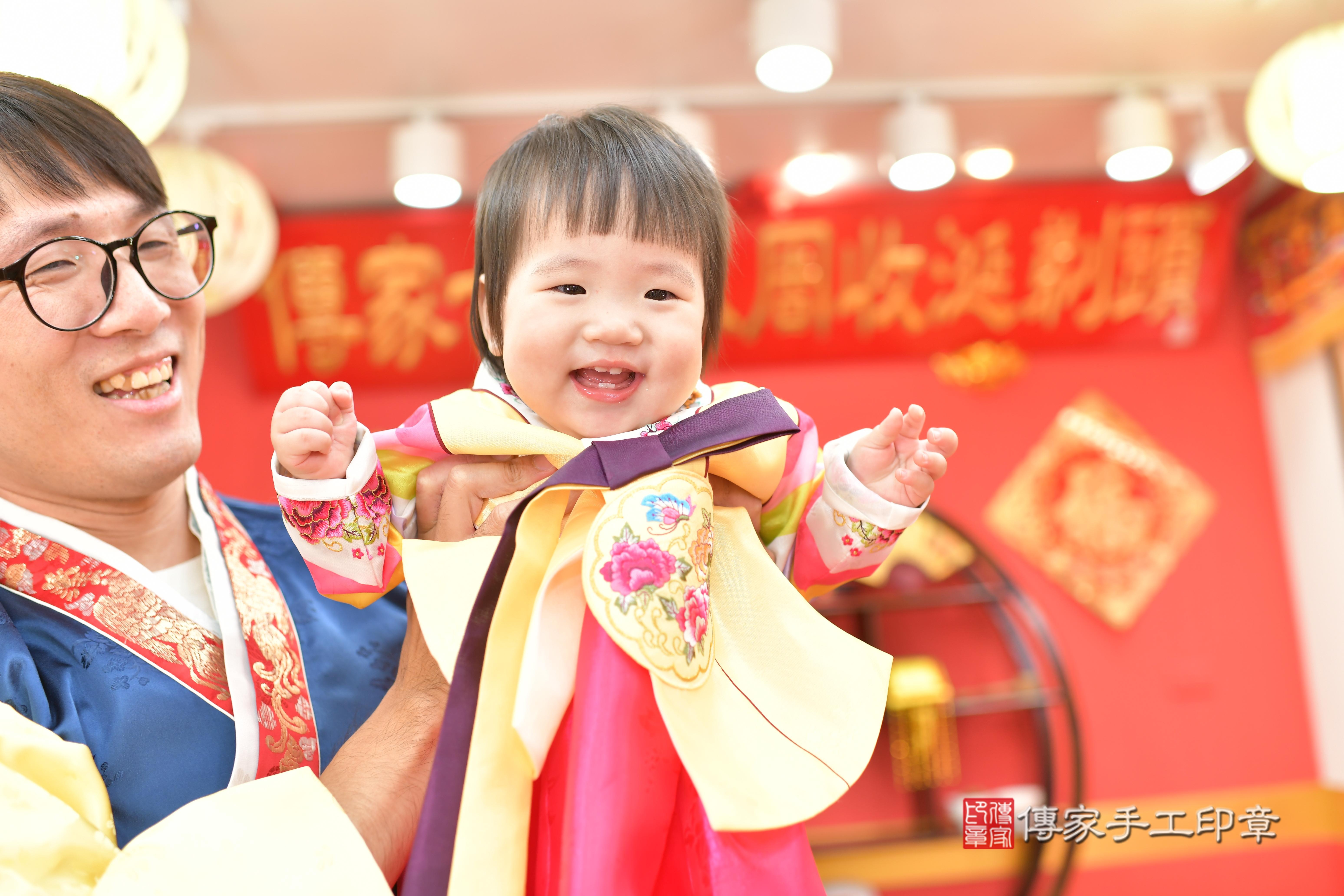 傳家手工印章桃園店、抓周、度脺、中國風會場、傳家嬰兒古禮、吉祥話、抓周道具物品24種、拍照。抓周證書。寶寶抓周、滿周歲、生日快樂、祝福