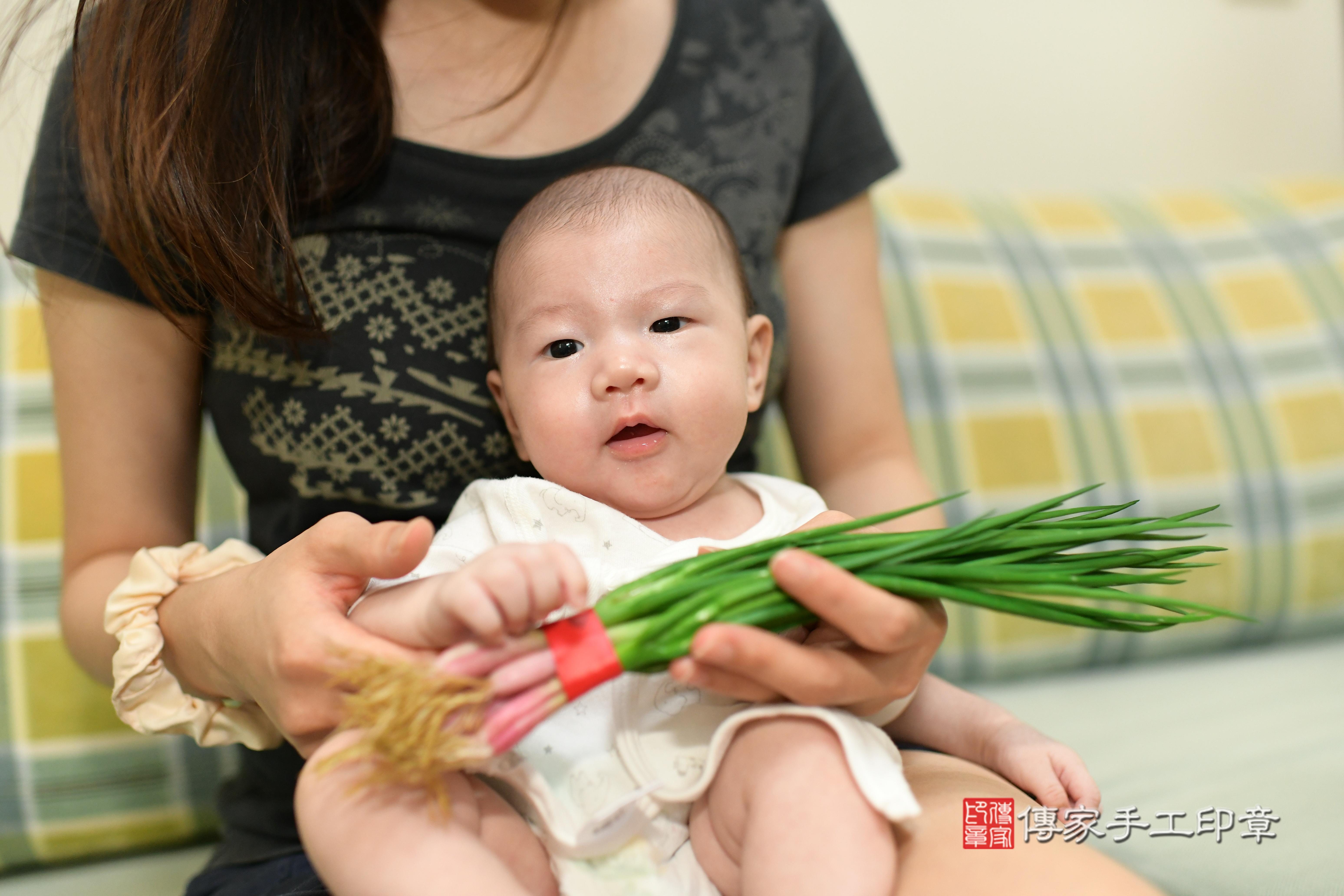 傳家手工印章台南店、抓周、度脺、中國風會場、傳家嬰兒古禮、吉祥話、抓周道具物品24種、拍照。抓周證書。寶寶抓周、滿周歲、生日快樂、祝福