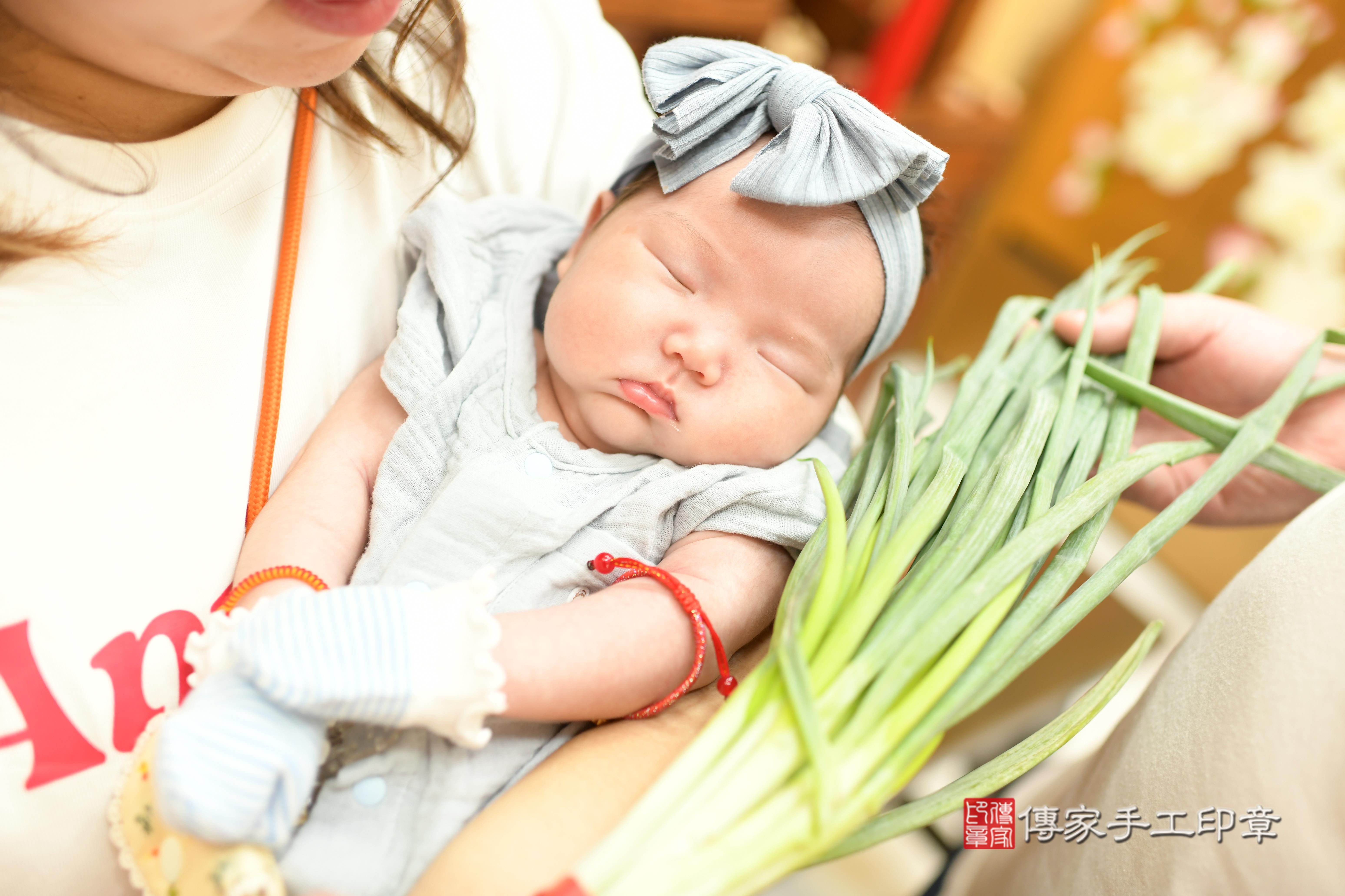 傳家手工印章台南店、抓周、度脺、中國風會場、傳家嬰兒古禮、吉祥話、抓周道具物品24種、拍照。抓周證書。寶寶抓周、滿周歲、生日快樂、祝福