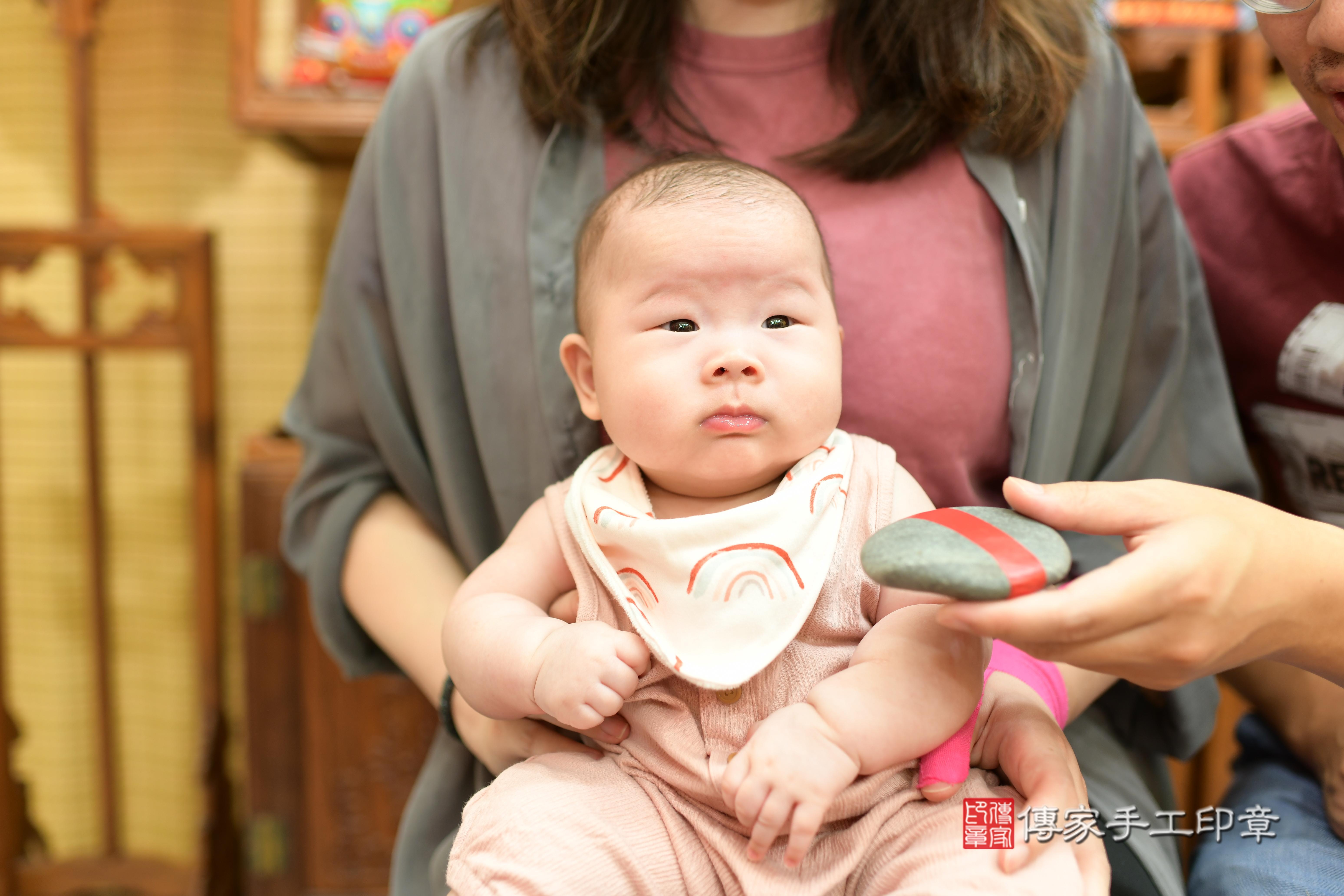 傳家手工印章台南店、抓周、度脺、中國風會場、傳家嬰兒古禮、吉祥話、抓周道具物品24種、拍照。抓周證書。寶寶抓周、滿周歲、生日快樂、祝福