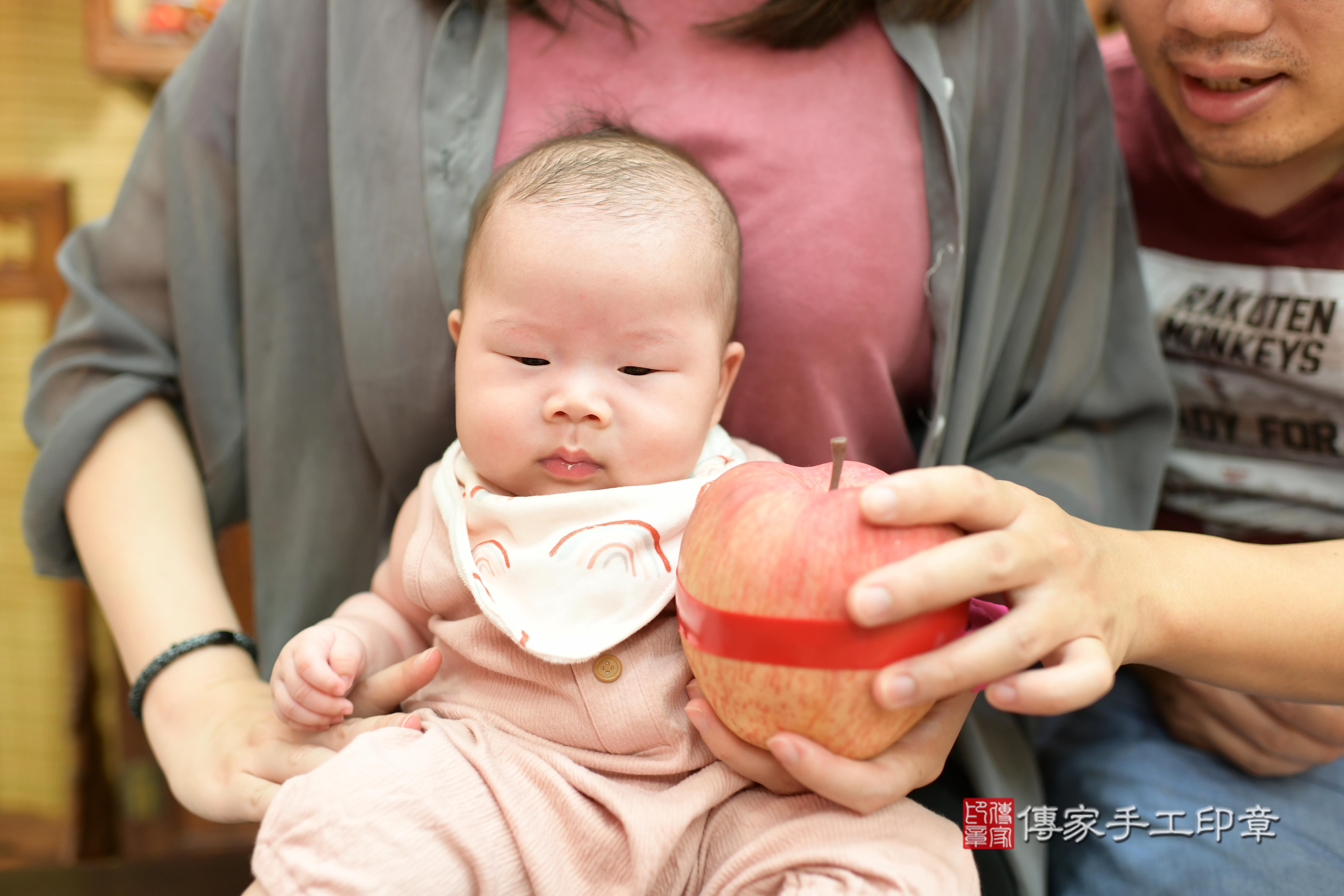 傳家手工印章台南店、抓周、度脺、中國風會場、傳家嬰兒古禮、吉祥話、抓周道具物品24種、拍照。抓周證書。寶寶抓周、滿周歲、生日快樂、祝福