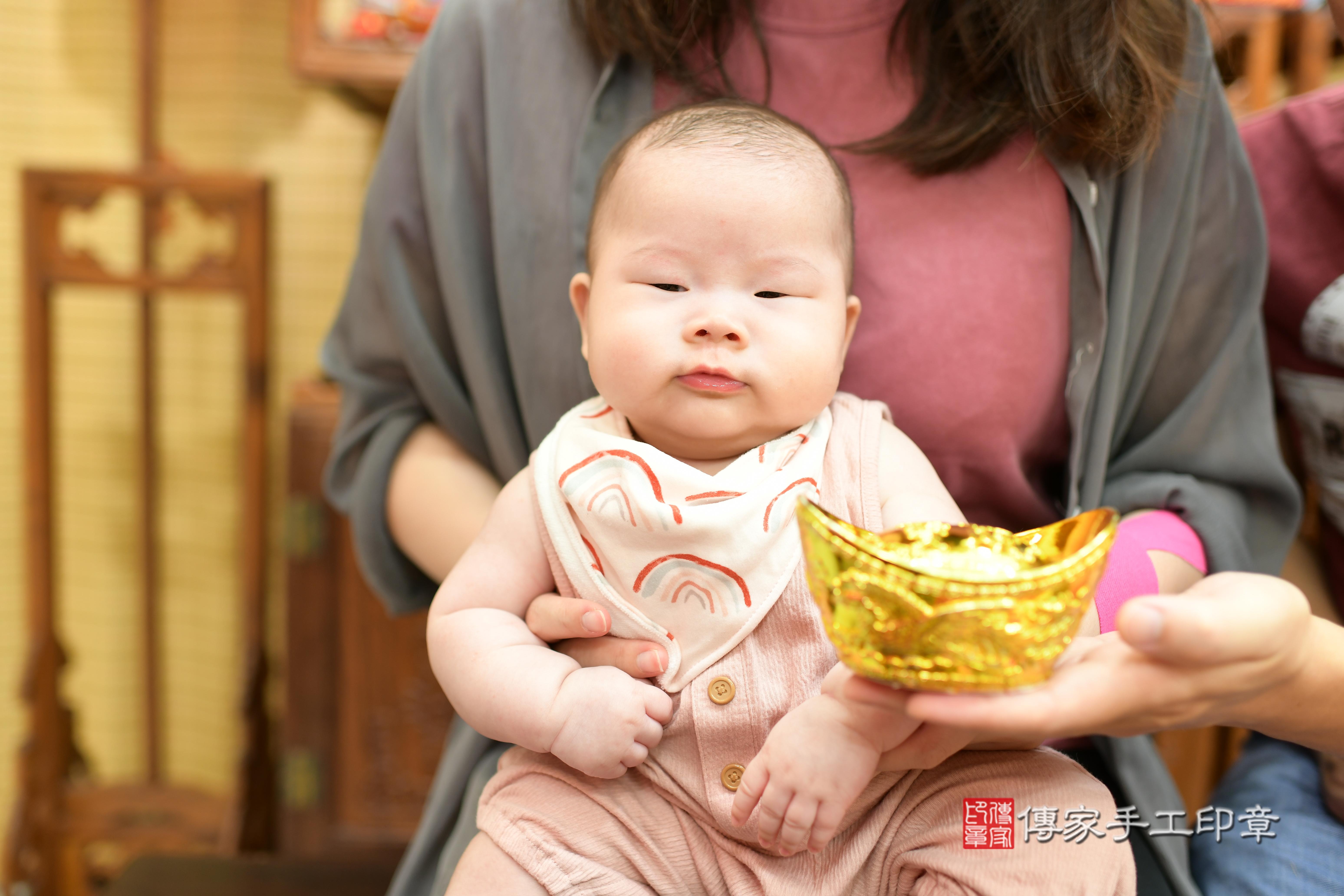 傳家手工印章台南店、抓周、度脺、中國風會場、傳家嬰兒古禮、吉祥話、抓周道具物品24種、拍照。抓周證書。寶寶抓周、滿周歲、生日快樂、祝福