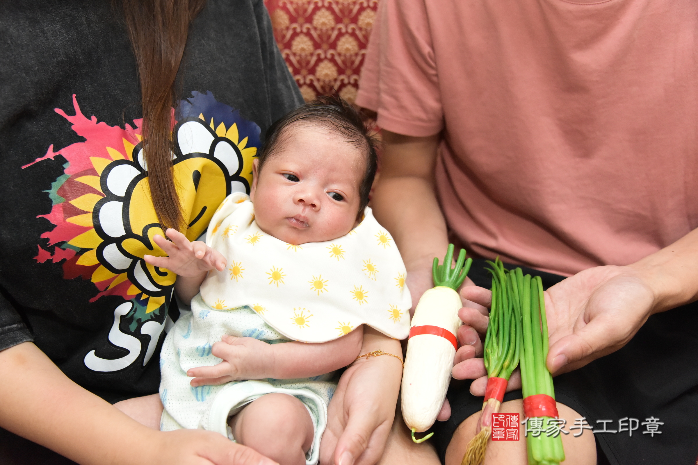 小勛寶寶(新北市新莊區到府嬰兒小勛寶寶滿月剃頭理髮、到府嬰兒剃胎毛儀式吉祥話)。到府剃頭剃胎毛主持、專業拍照、證書。★購買「臍帶章、肚臍章、胎毛筆刷印章」贈送：剃頭、收涎、抓周，三選一。2024.8.9，照片9