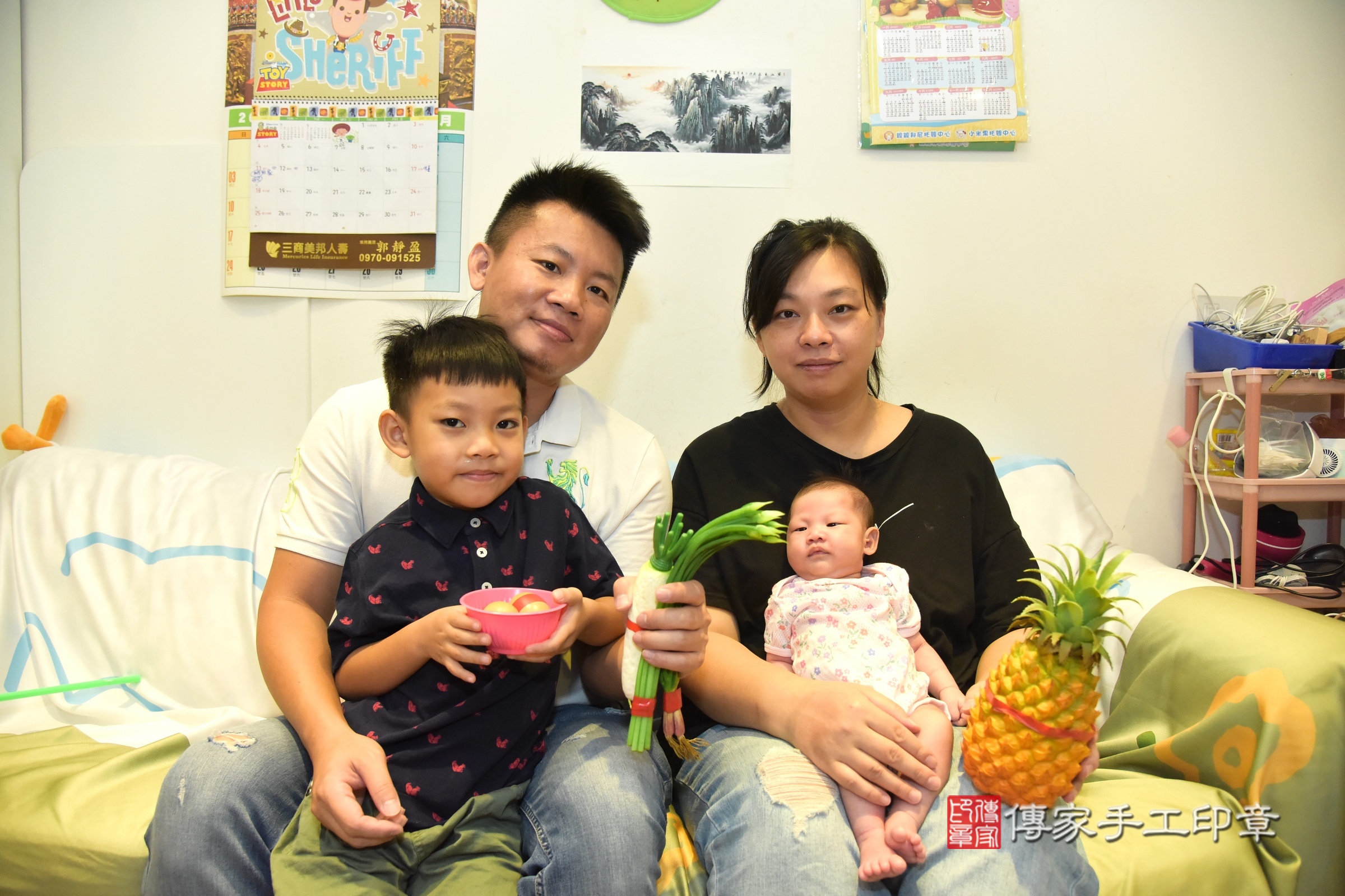 小妡寶寶(新北市五股區到府嬰兒小妡寶寶滿月剃頭理髮、到府嬰兒剃胎毛儀式吉祥話)。到府剃頭剃胎毛主持、專業拍照、證書。★購買「臍帶章、肚臍章、胎毛筆刷印章」贈送：剃頭、收涎、抓周，三選一。2024.8.17，照片3