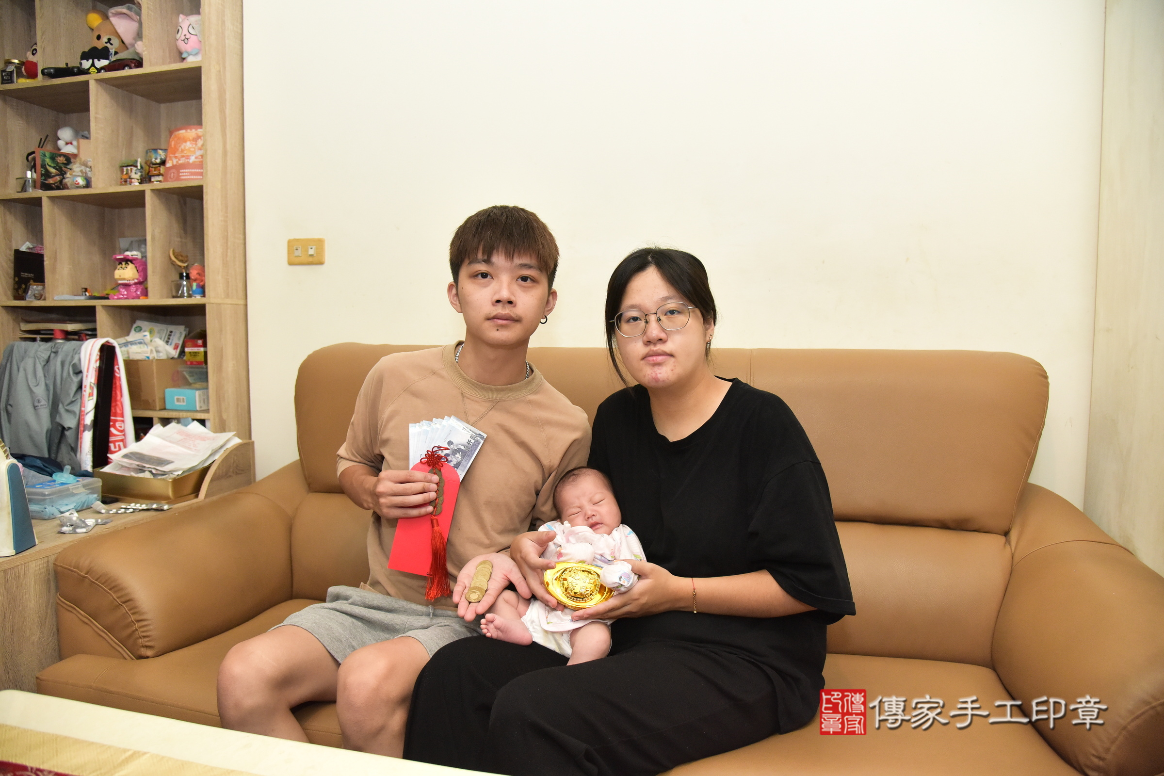 妍妍寶寶(新北市樹林區到府嬰兒妍妍寶寶滿月剃頭理髮、到府嬰兒剃胎毛儀式吉祥話)。到府剃頭剃胎毛主持、專業拍照、證書。★購買「臍帶章、肚臍章、胎毛筆刷印章」贈送：剃頭、收涎、抓周，三選一。2024.8.15，照片8