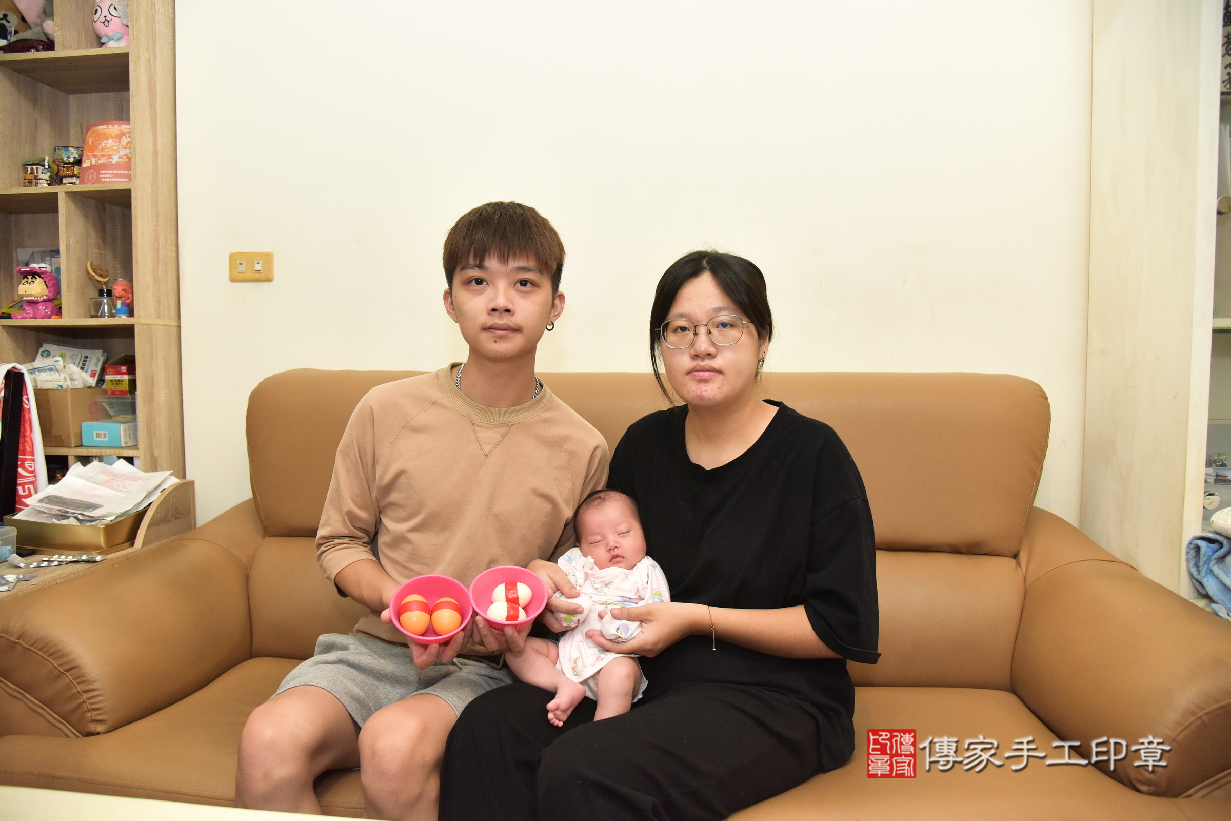 妍妍寶寶(新北市樹林區到府嬰兒妍妍寶寶滿月剃頭理髮、到府嬰兒剃胎毛儀式吉祥話)。到府剃頭剃胎毛主持、專業拍照、證書。★購買「臍帶章、肚臍章、胎毛筆刷印章」贈送：剃頭、收涎、抓周，三選一。2024.8.15，照片4