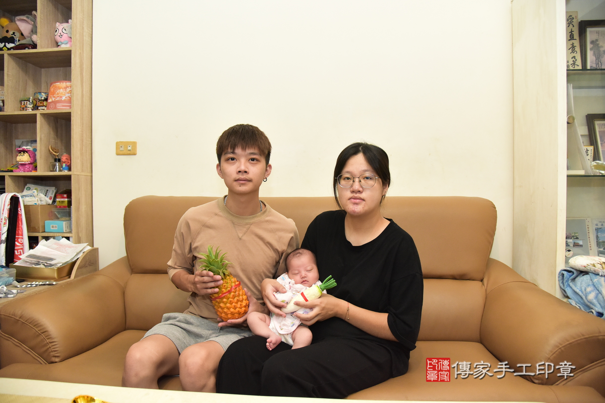 妍妍寶寶(新北市樹林區到府嬰兒妍妍寶寶滿月剃頭理髮、到府嬰兒剃胎毛儀式吉祥話)。到府剃頭剃胎毛主持、專業拍照、證書。★購買「臍帶章、肚臍章、胎毛筆刷印章」贈送：剃頭、收涎、抓周，三選一。2024.8.15，照片7