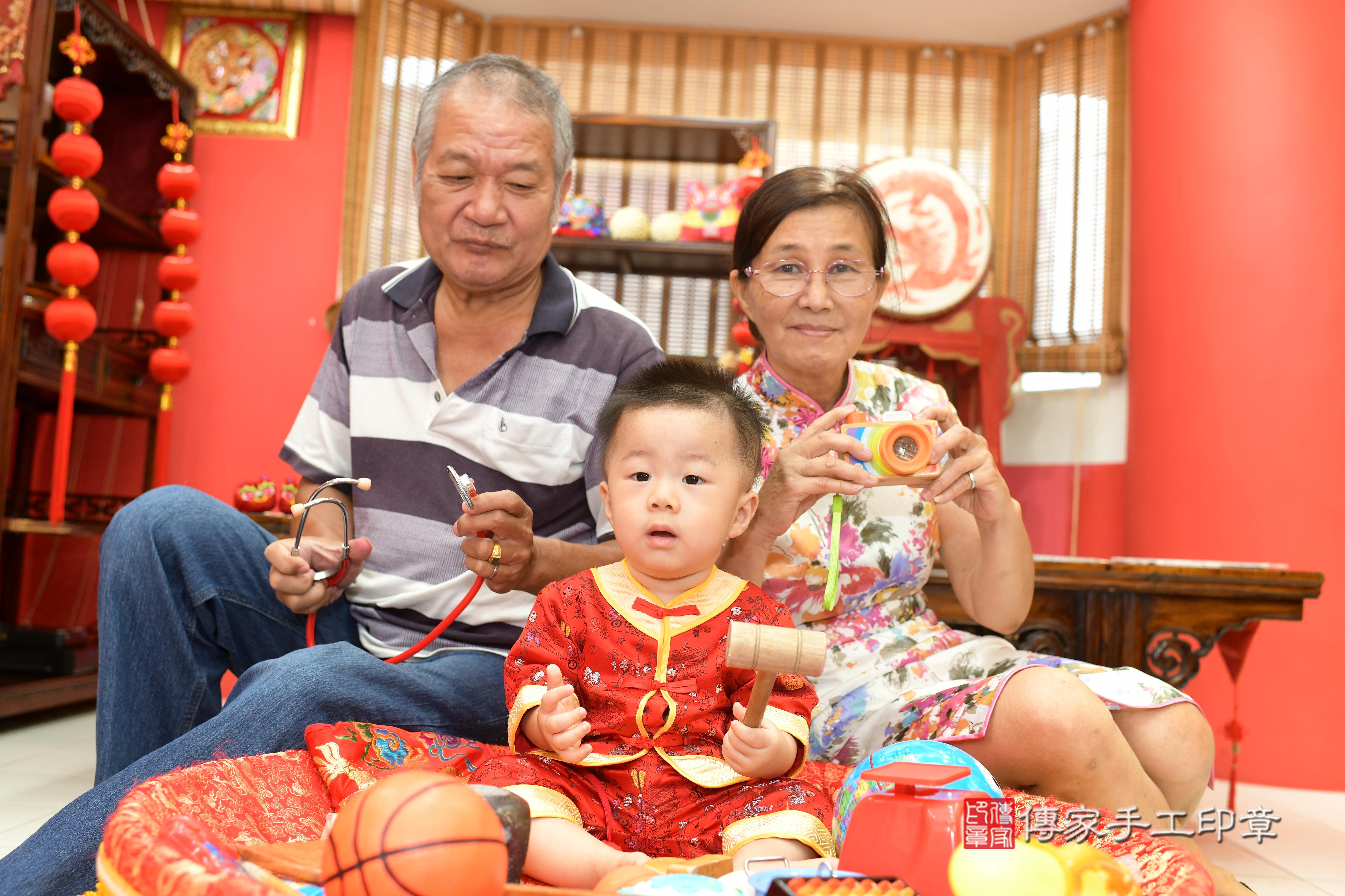 傳家手工印章台南店、抓周、度脺、中國風會場、傳家嬰兒古禮、吉祥話、抓周道具物品24種、拍照。抓周證書。寶寶抓周、滿周歲、生日快樂、祝福