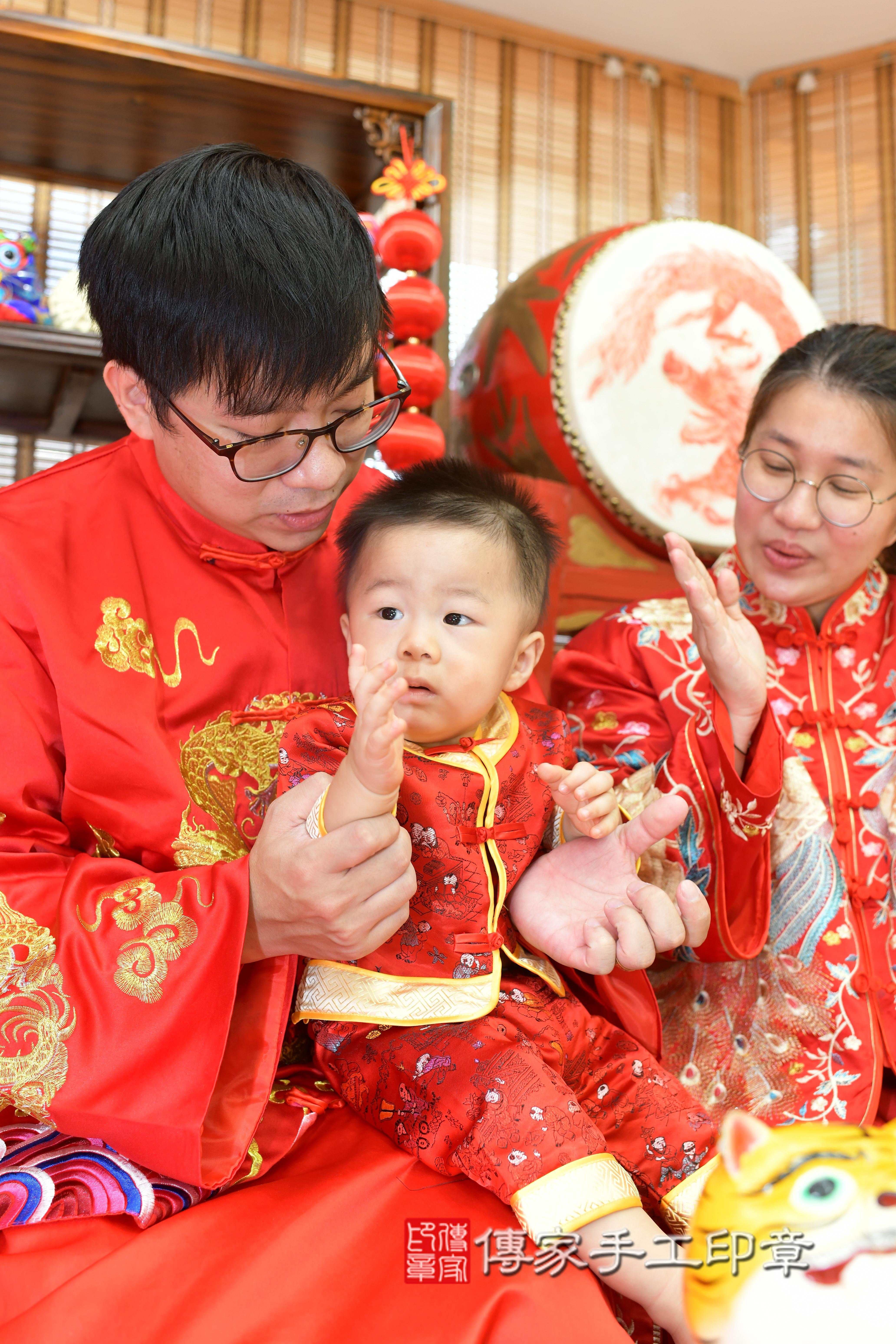 傳家手工印章台南店、抓周、度脺、中國風會場、傳家嬰兒古禮、吉祥話、抓周道具物品24種、拍照。抓周證書。寶寶抓周、滿周歲、生日快樂、祝福