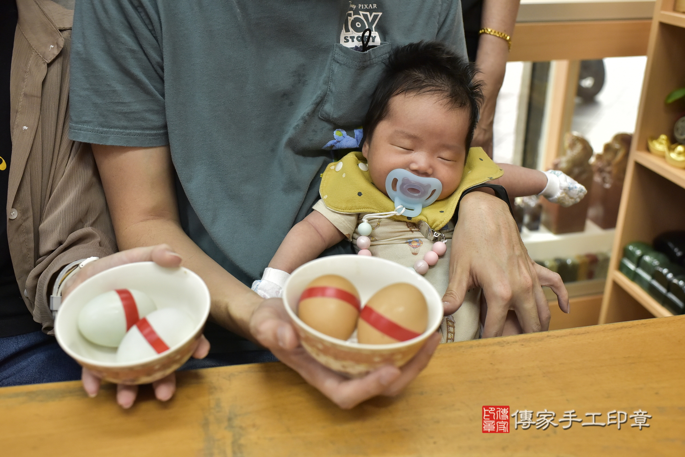 樂樂寶寶(新北市永和區嬰兒寶寶滿月剃頭理髮、嬰兒剃胎毛儀式吉祥話)。中國風會場，爸媽寶貝穿「日中韓」古裝禮服。專業拍照、證書。★購買「臍帶章、肚臍章、胎毛筆刷印章」贈送：剃頭、收涎、抓周，三選一。2024.8.25，照片4