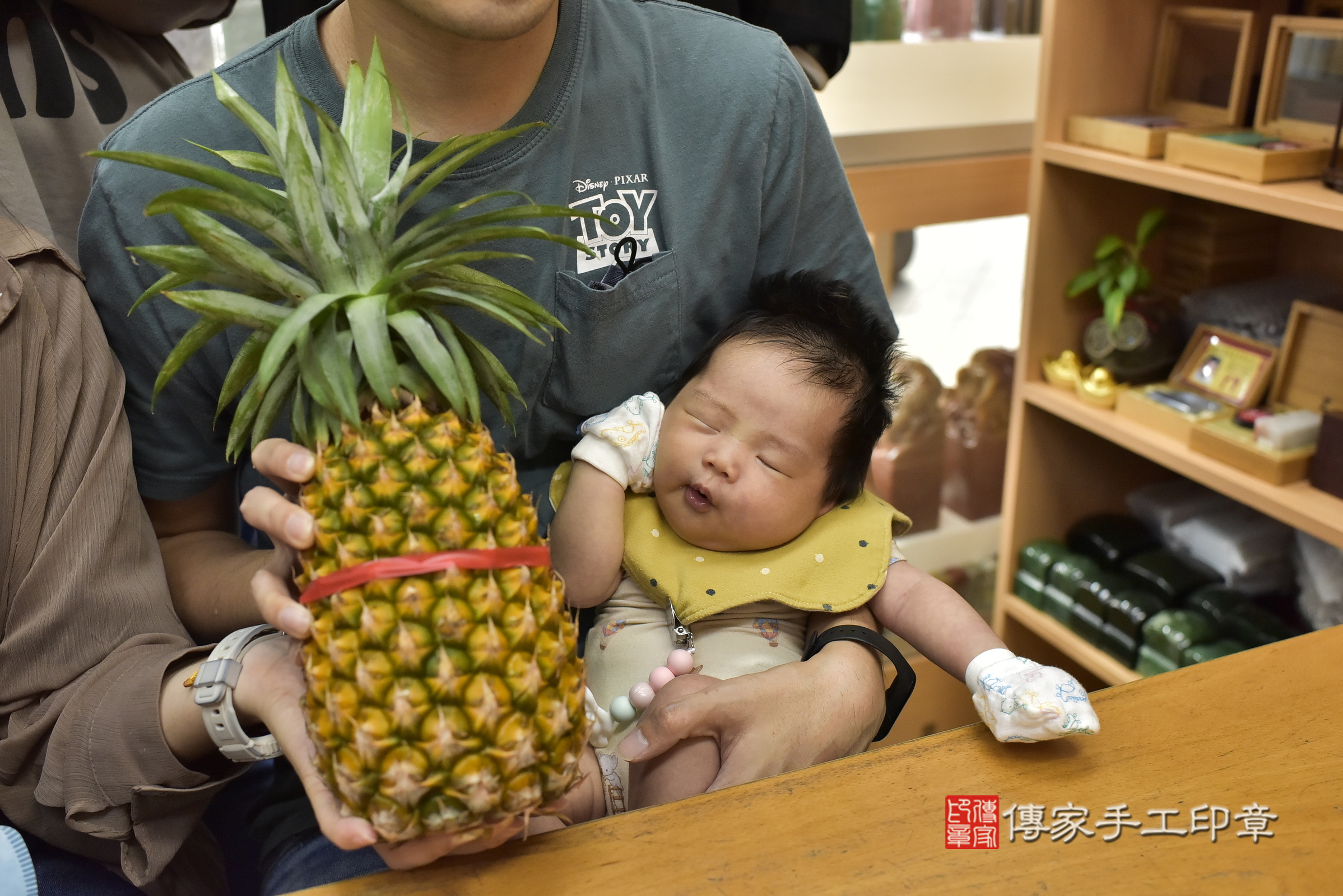 樂樂寶寶(新北市永和區嬰兒寶寶滿月剃頭理髮、嬰兒剃胎毛儀式吉祥話)。中國風會場，爸媽寶貝穿「日中韓」古裝禮服。專業拍照、證書。★購買「臍帶章、肚臍章、胎毛筆刷印章」贈送：剃頭、收涎、抓周，三選一。2024.8.25，照片6