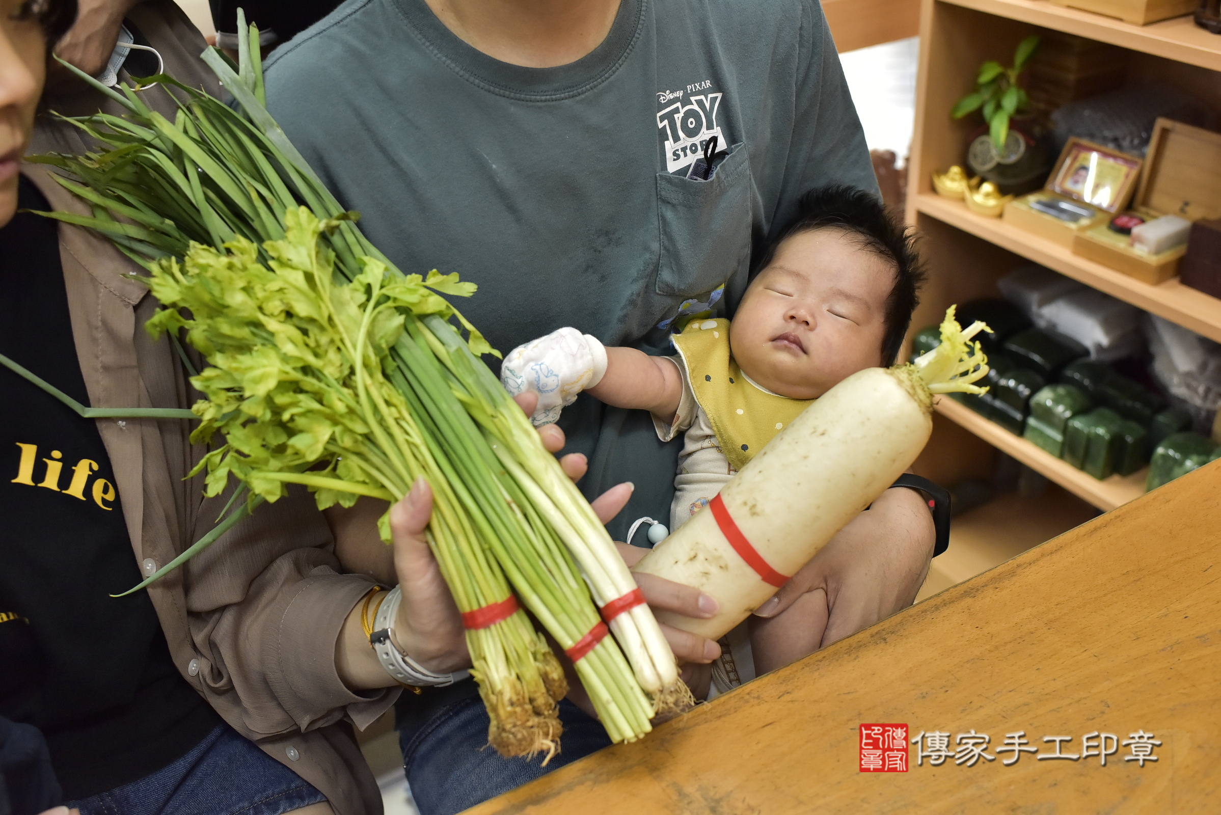 樂樂寶寶(新北市永和區嬰兒寶寶滿月剃頭理髮、嬰兒剃胎毛儀式吉祥話)。中國風會場，爸媽寶貝穿「日中韓」古裝禮服。專業拍照、證書。★購買「臍帶章、肚臍章、胎毛筆刷印章」贈送：剃頭、收涎、抓周，三選一。2024.8.25，照片7