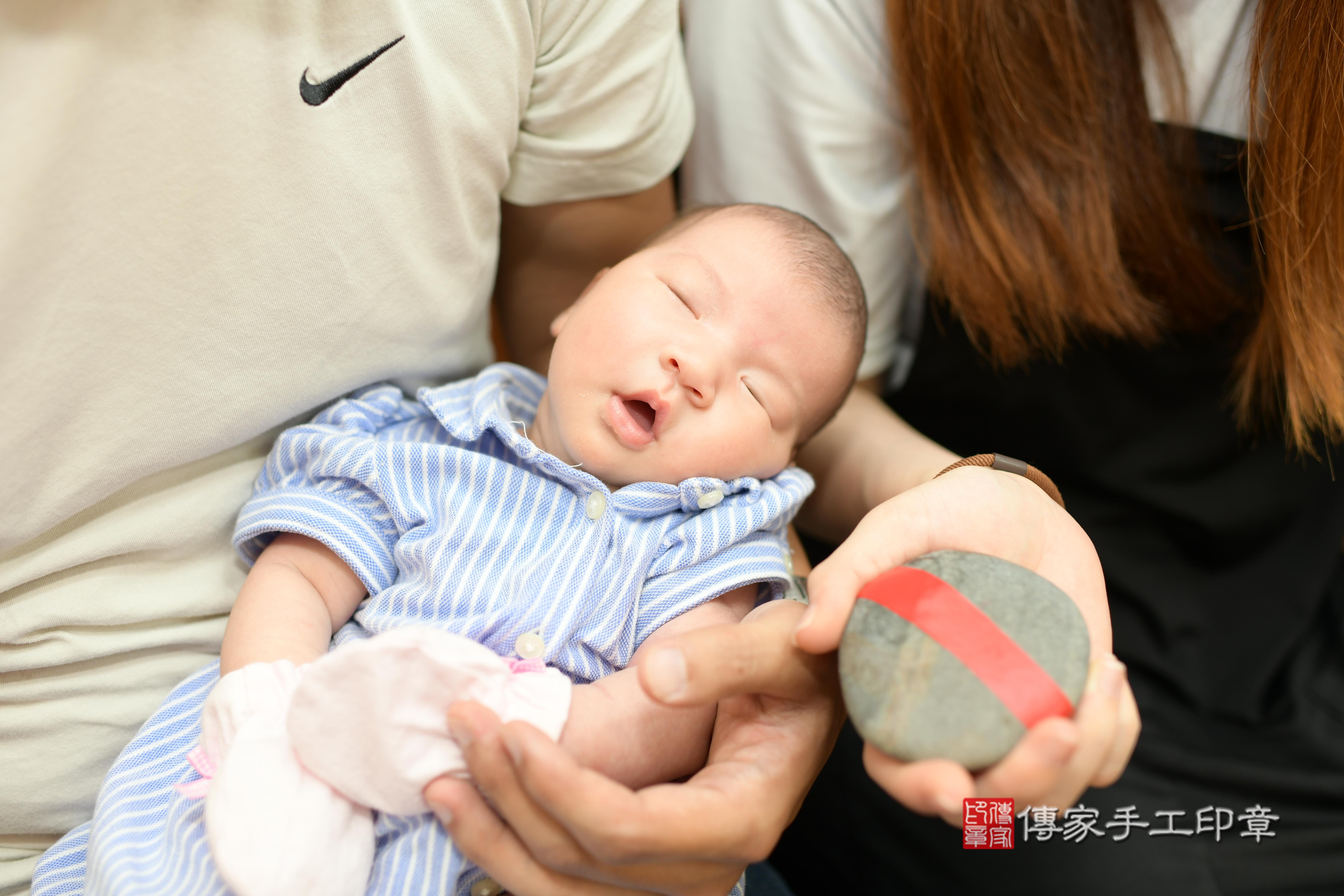 傳家手工印章台南店、抓周、度脺、中國風會場、傳家嬰兒古禮、吉祥話、抓周道具物品24種、拍照。抓周證書。寶寶抓周、滿周歲、生日快樂、祝福