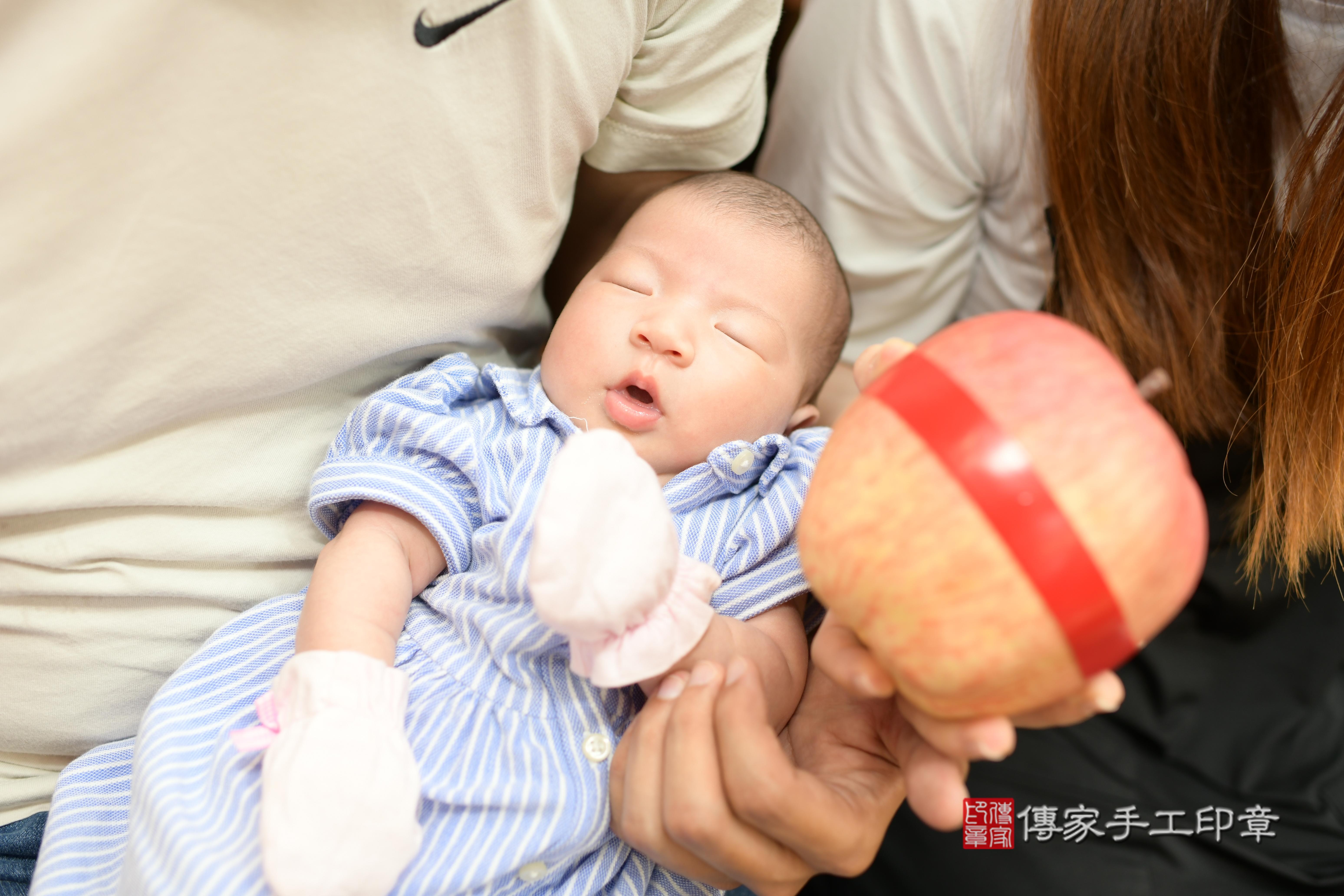 傳家手工印章台南店、抓周、度脺、中國風會場、傳家嬰兒古禮、吉祥話、抓周道具物品24種、拍照。抓周證書。寶寶抓周、滿周歲、生日快樂、祝福