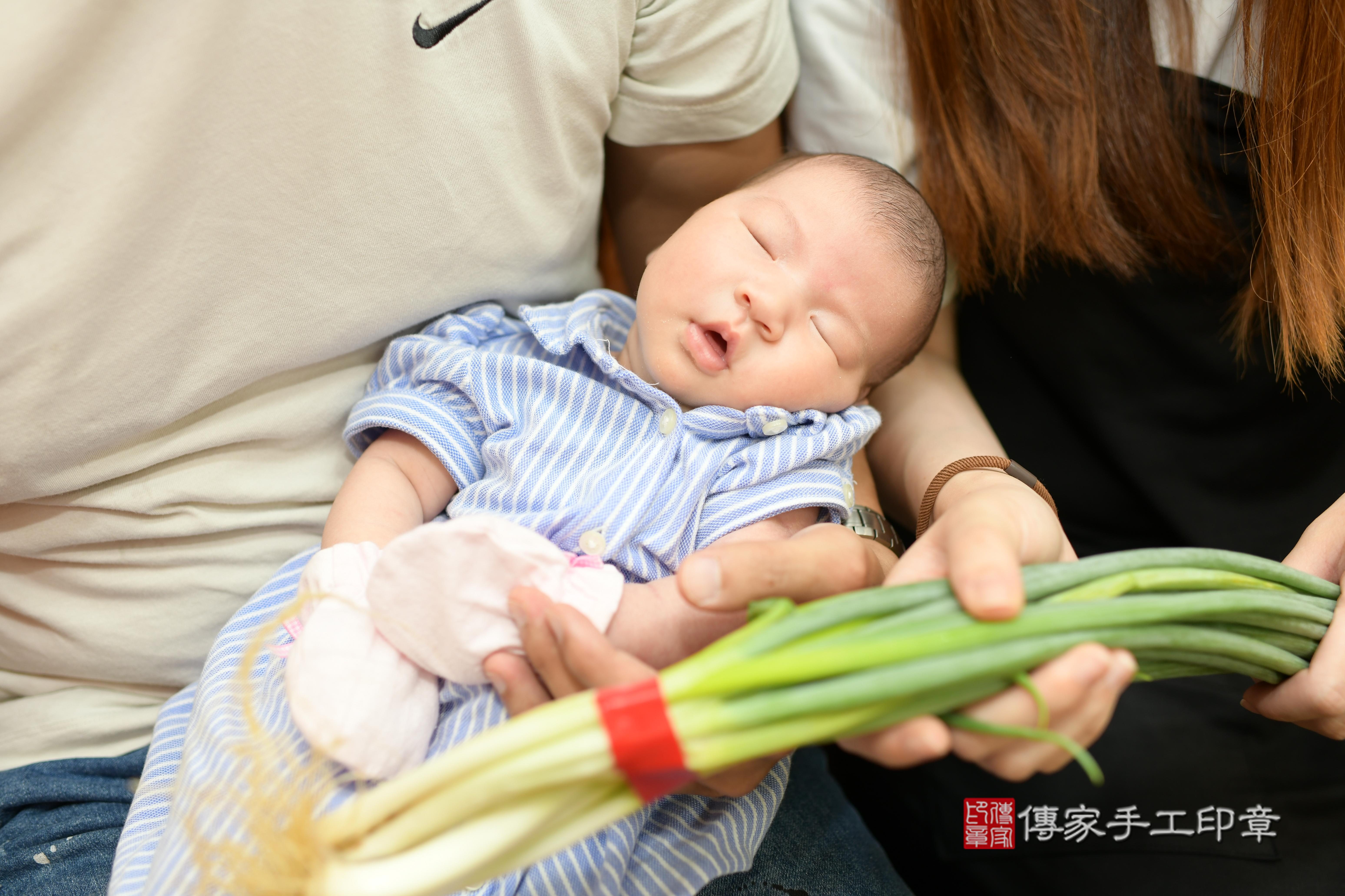 傳家手工印章台南店、抓周、度脺、中國風會場、傳家嬰兒古禮、吉祥話、抓周道具物品24種、拍照。抓周證書。寶寶抓周、滿周歲、生日快樂、祝福