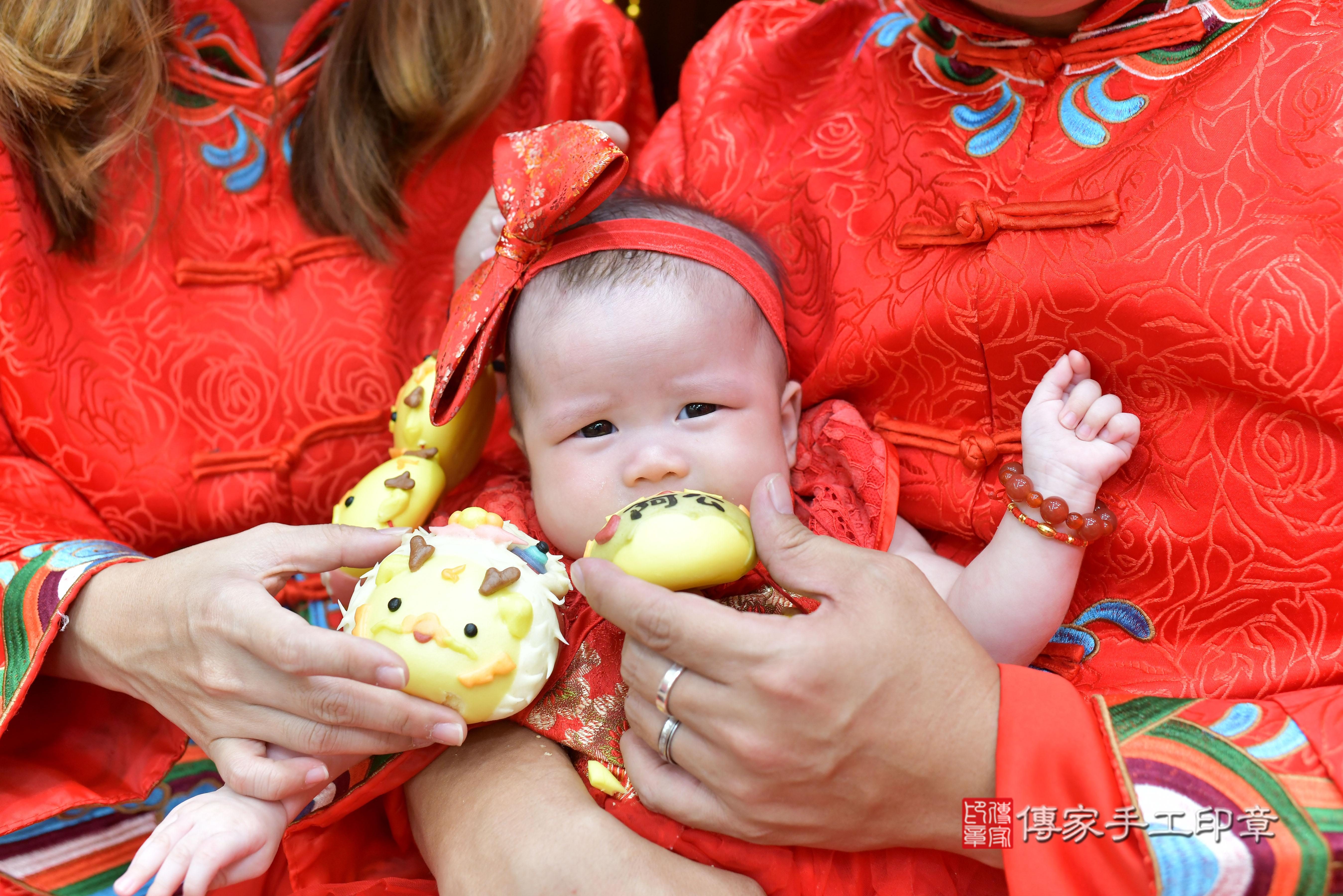 傳家手工印章桃園店、抓周、度脺、中國風會場、傳家嬰兒古禮、吉祥話、抓周道具物品24種、拍照。抓周證書。寶寶抓周、滿周歲、生日快樂、祝福