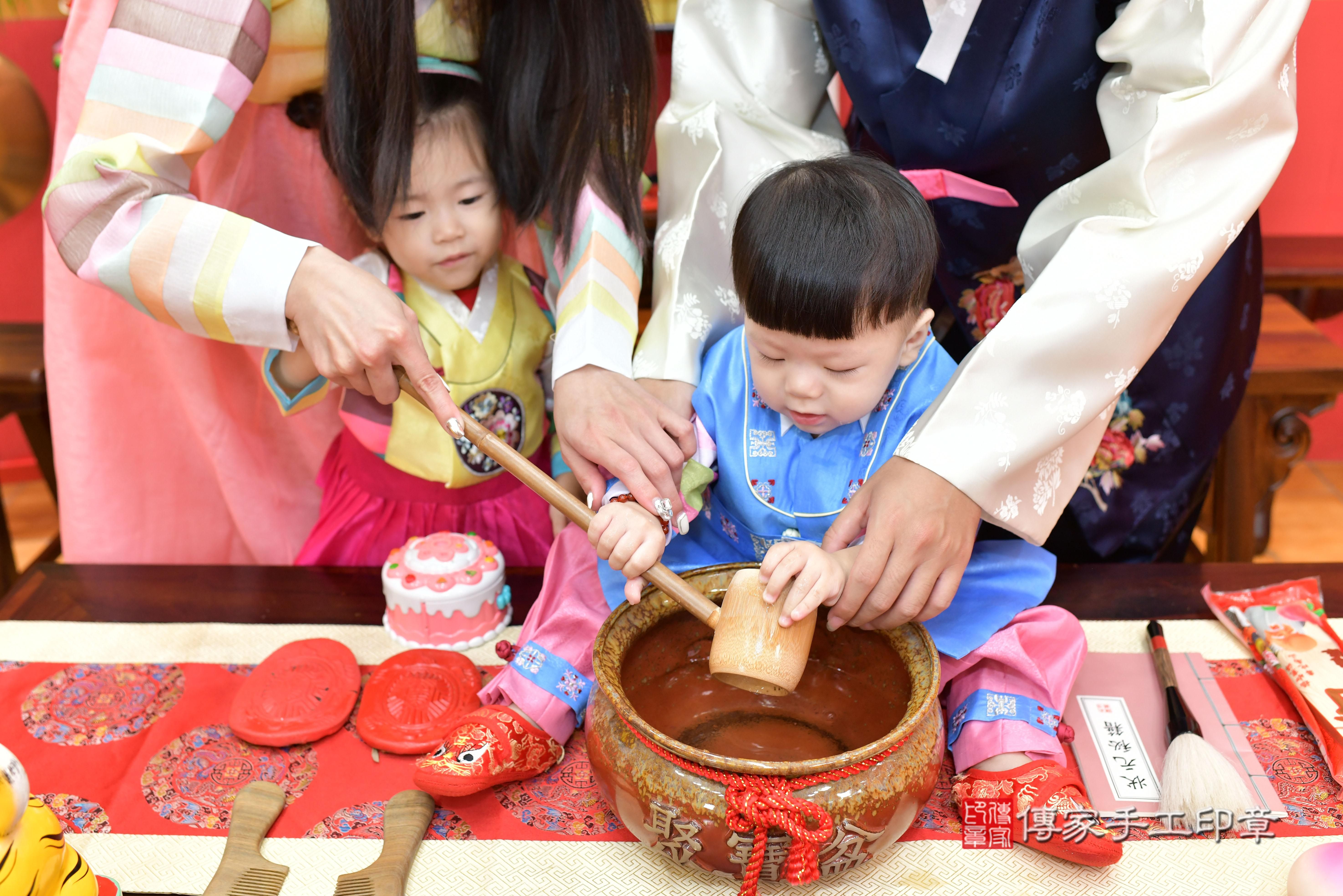 傳家手工印章桃園店、抓周、度脺、中國風會場、傳家嬰兒古禮、吉祥話、抓周道具物品24種、拍照。抓周證書。寶寶抓周、滿周歲、生日快樂、祝福