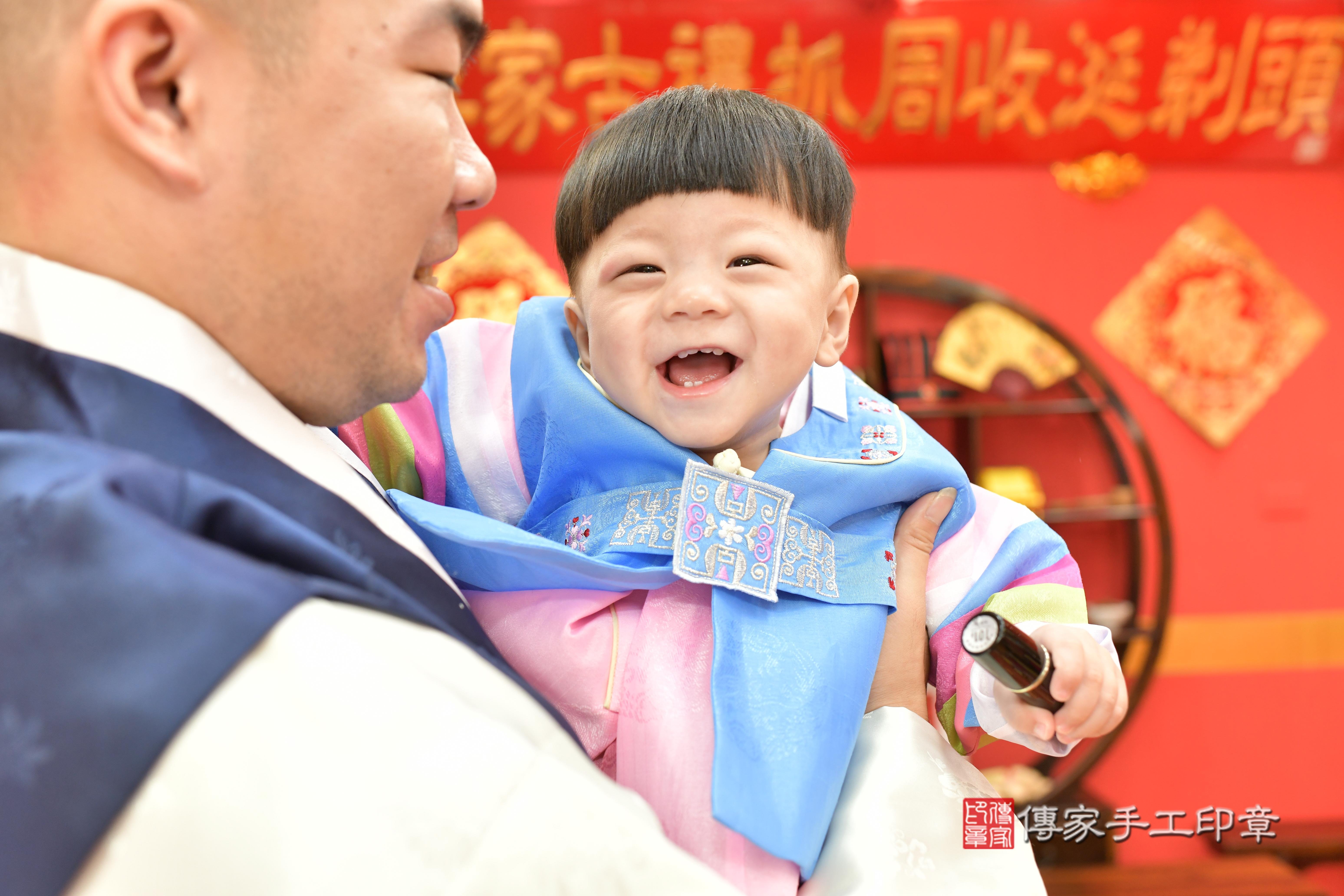 傳家手工印章桃園店、抓周、度脺、中國風會場、傳家嬰兒古禮、吉祥話、抓周道具物品24種、拍照。抓周證書。寶寶抓周、滿周歲、生日快樂、祝福