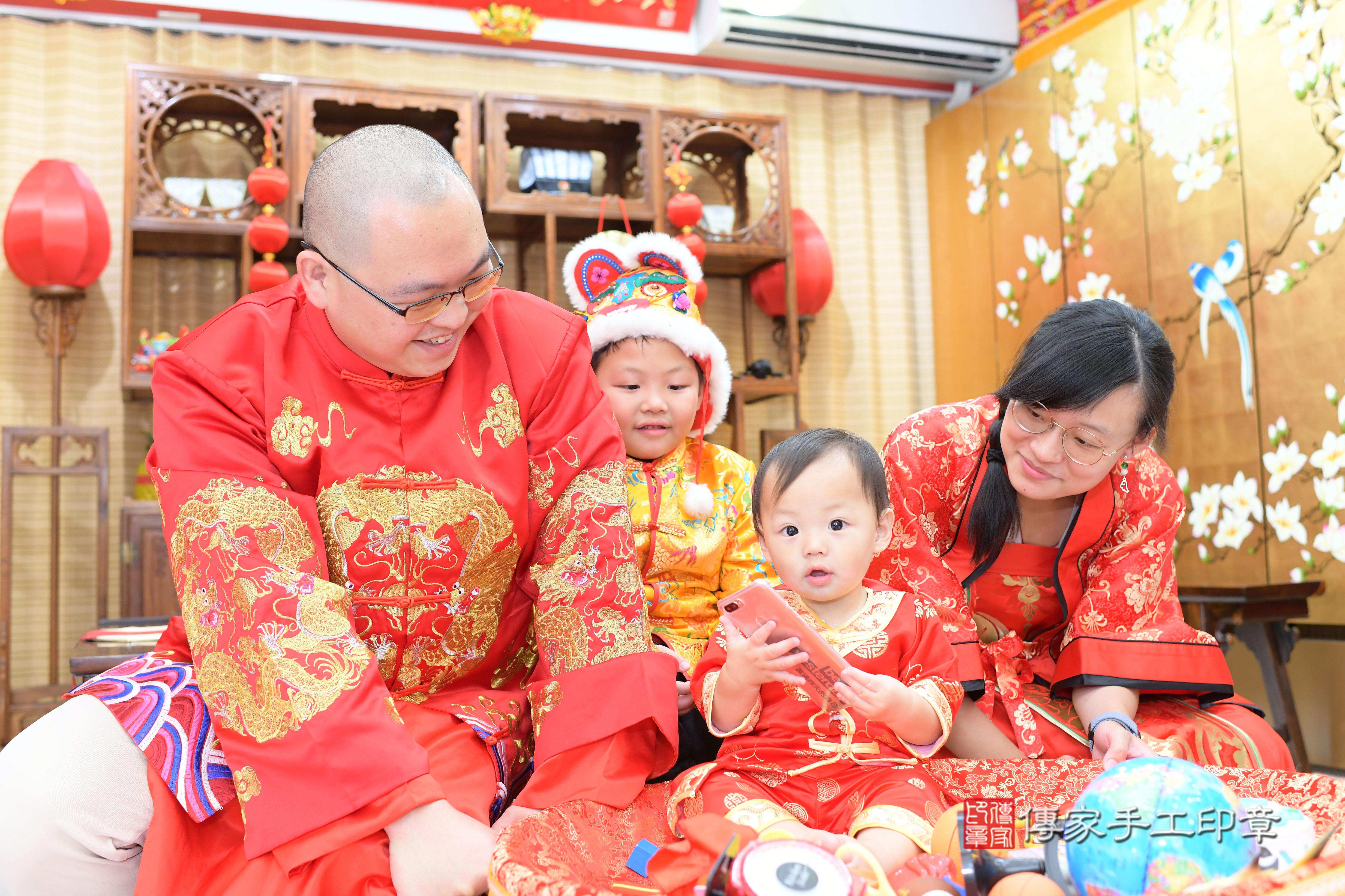 傳家手工印章台南店、抓周、度脺、中國風會場、傳家嬰兒古禮、吉祥話、抓周道具物品24種、拍照。抓周證書。寶寶抓周、滿周歲、生日快樂、祝福