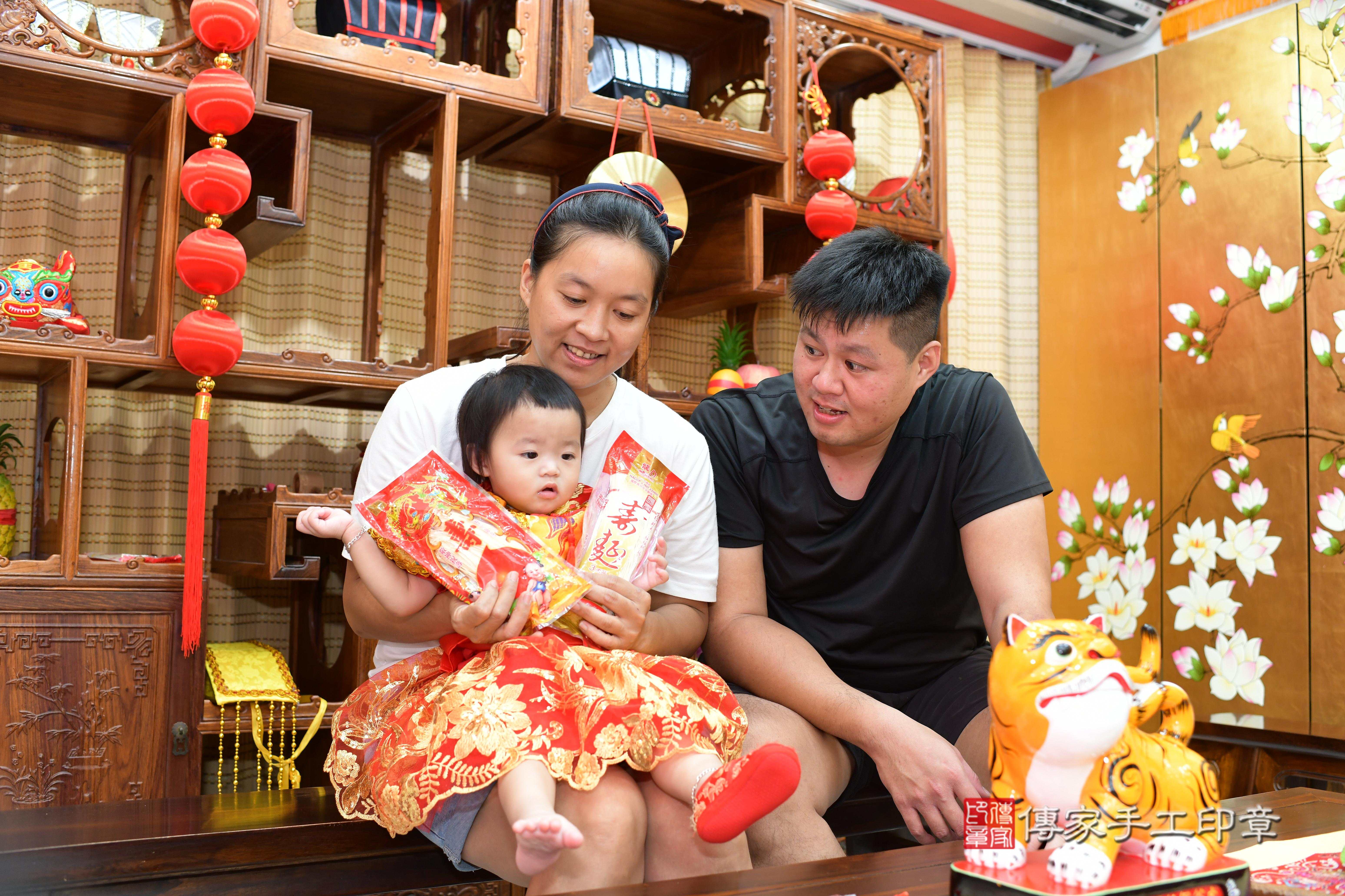 傳家手工印章台南店、抓周、度脺、中國風會場、傳家嬰兒古禮、吉祥話、抓周道具物品24種、拍照。抓周證書。寶寶抓周、滿周歲、生日快樂、祝福