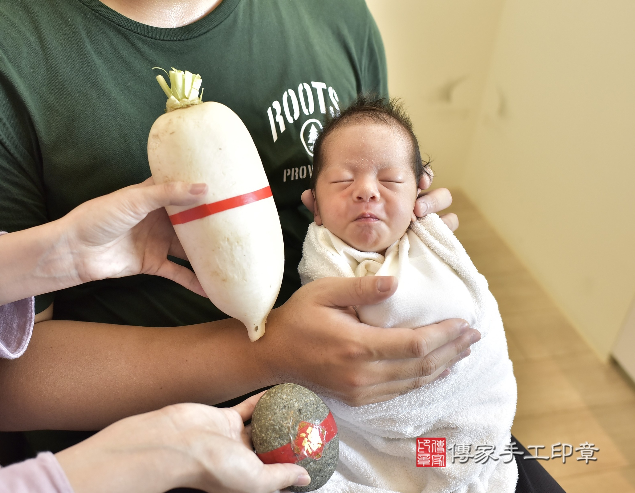 彤彤寶寶(台北市中正區到府嬰兒彤彤寶寶滿月剃頭理髮、到府嬰兒剃胎毛儀式吉祥話)。到府剃頭剃胎毛主持、專業拍照、證書。★購買「臍帶章、肚臍章、胎毛筆刷印章」贈送：剃頭、收涎、抓周，三選一。2024.8.22，照片13