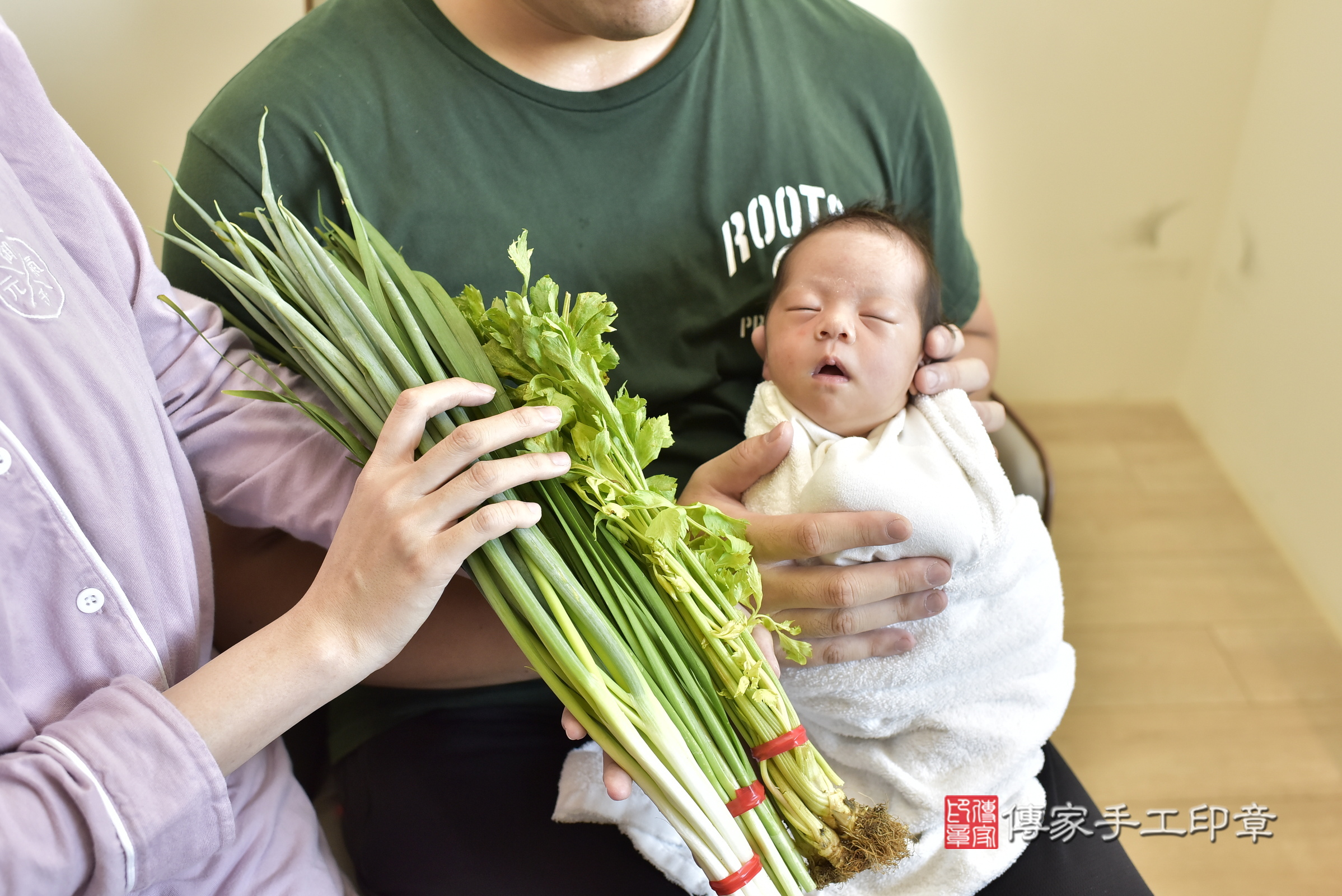 彤彤寶寶(台北市中正區到府嬰兒彤彤寶寶滿月剃頭理髮、到府嬰兒剃胎毛儀式吉祥話)。到府剃頭剃胎毛主持、專業拍照、證書。★購買「臍帶章、肚臍章、胎毛筆刷印章」贈送：剃頭、收涎、抓周，三選一。2024.8.22，照片9