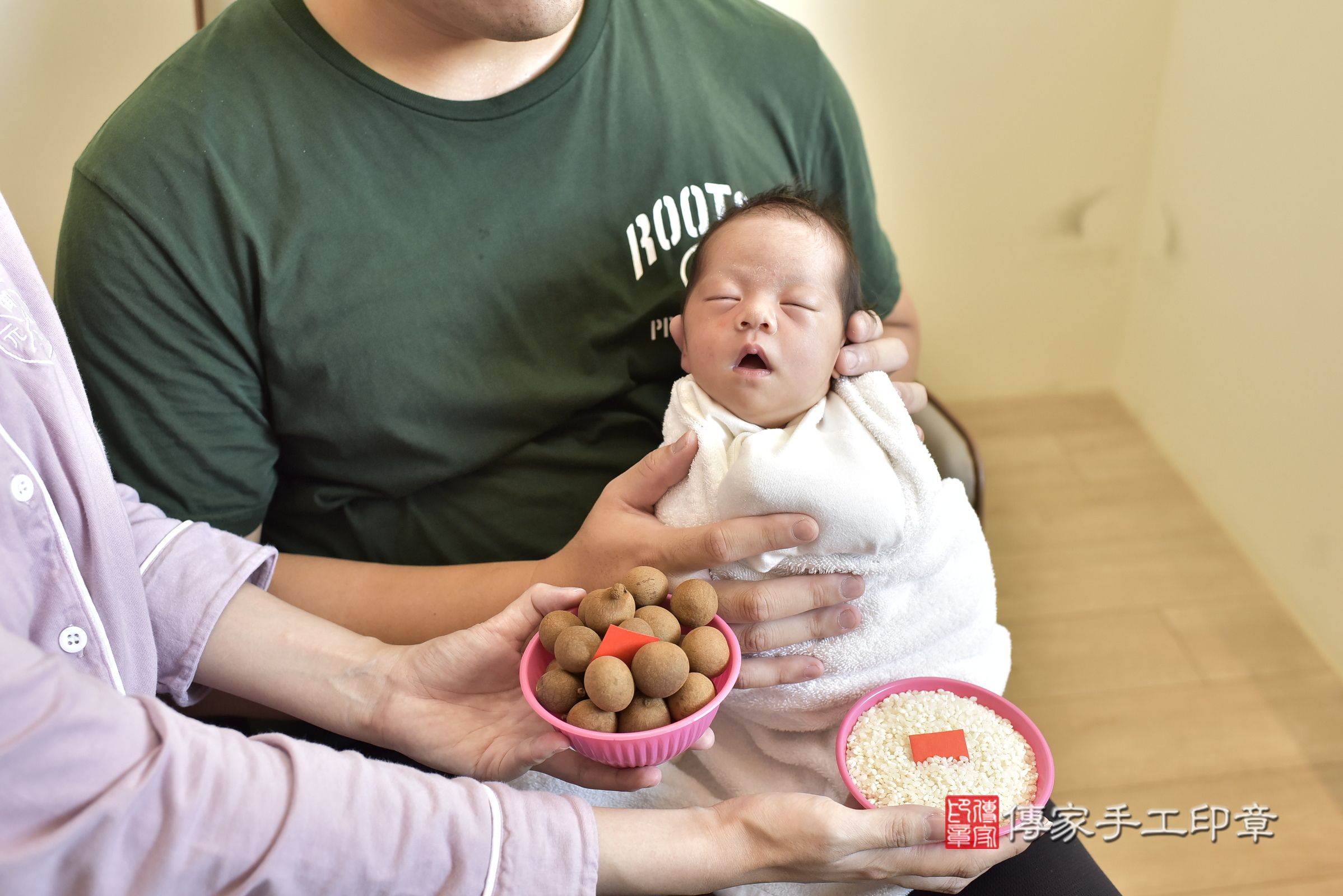 彤彤寶寶(台北市中正區到府嬰兒彤彤寶寶滿月剃頭理髮、到府嬰兒剃胎毛儀式吉祥話)。到府剃頭剃胎毛主持、專業拍照、證書。★購買「臍帶章、肚臍章、胎毛筆刷印章」贈送：剃頭、收涎、抓周，三選一。2024.8.22，照片7