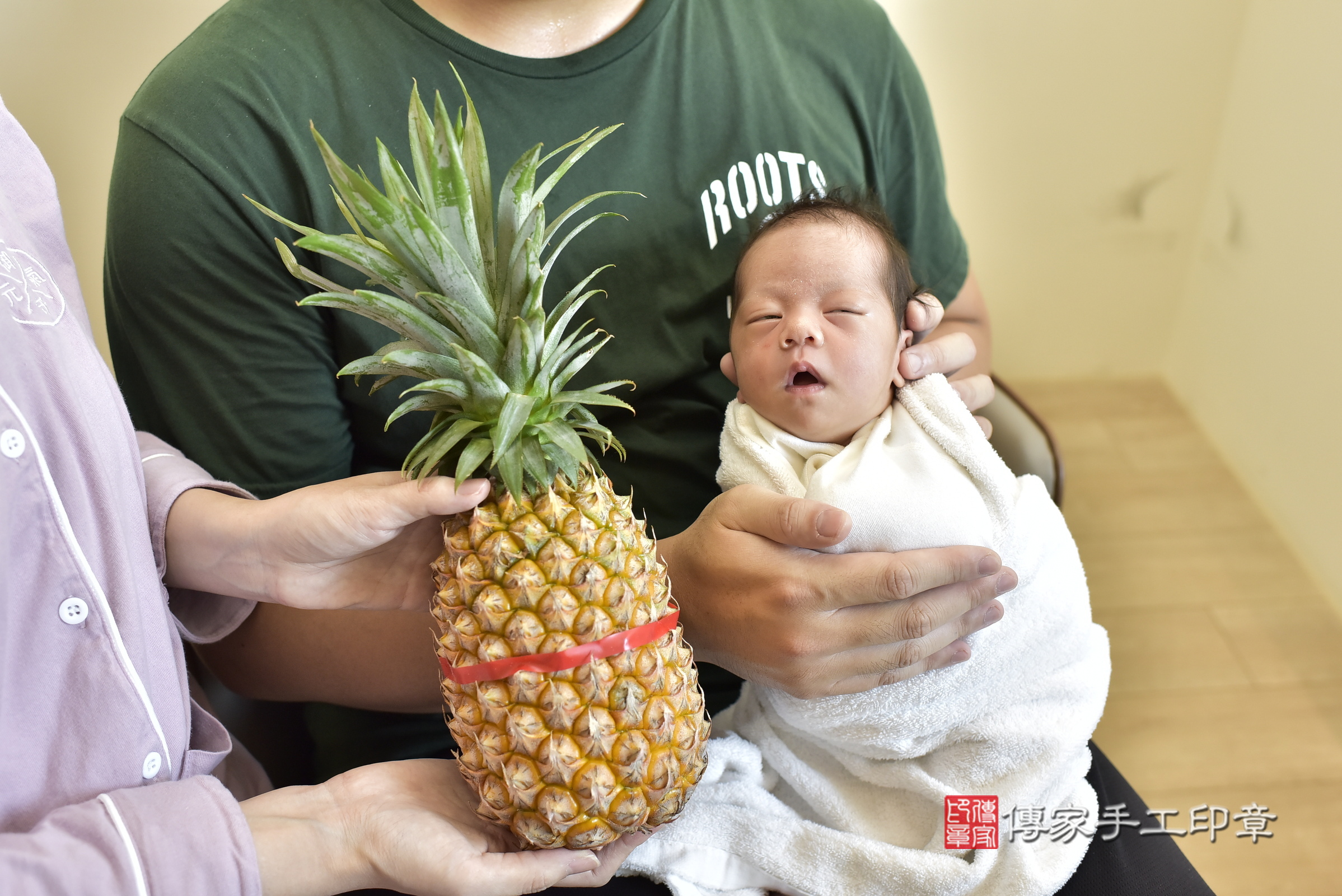 彤彤寶寶(台北市中正區到府嬰兒彤彤寶寶滿月剃頭理髮、到府嬰兒剃胎毛儀式吉祥話)。到府剃頭剃胎毛主持、專業拍照、證書。★購買「臍帶章、肚臍章、胎毛筆刷印章」贈送：剃頭、收涎、抓周，三選一。2024.8.22，照片15