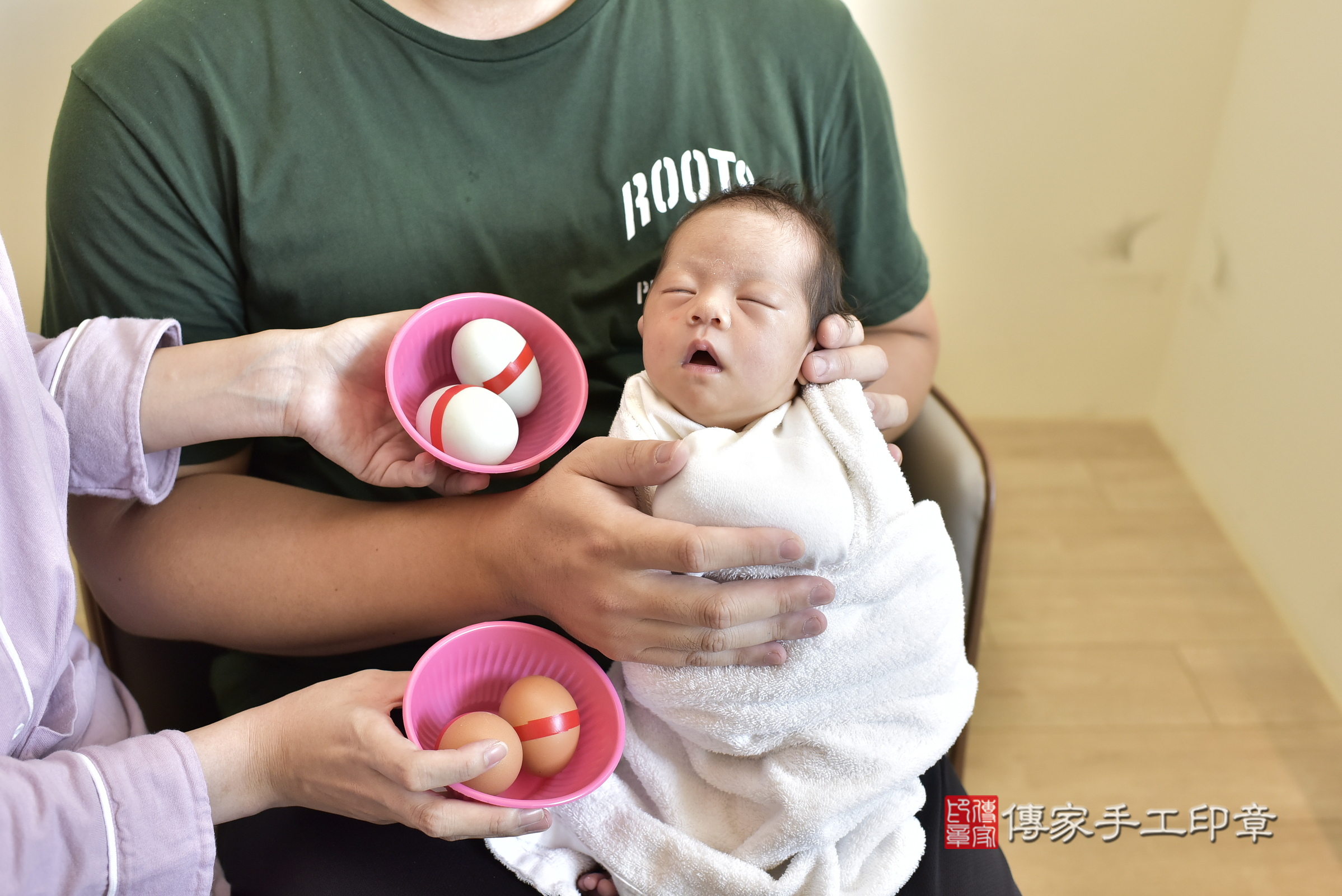 彤彤寶寶(台北市中正區到府嬰兒彤彤寶寶滿月剃頭理髮、到府嬰兒剃胎毛儀式吉祥話)。到府剃頭剃胎毛主持、專業拍照、證書。★購買「臍帶章、肚臍章、胎毛筆刷印章」贈送：剃頭、收涎、抓周，三選一。2024.8.22，照片5