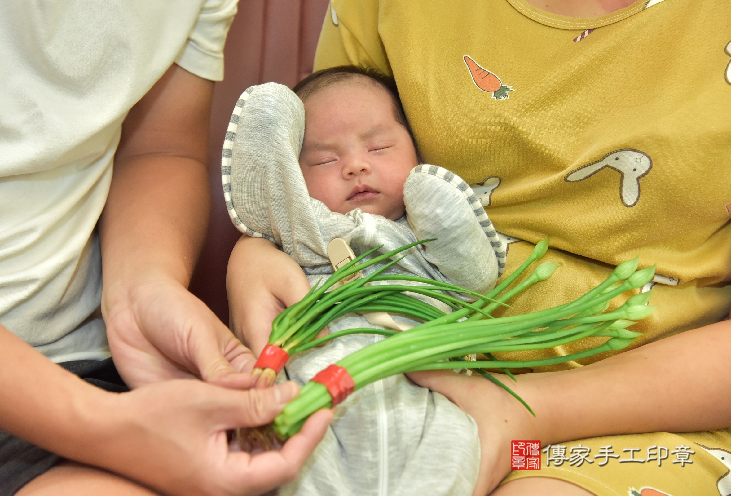 小榮寶寶(新北市土城區到府嬰兒小榮寶寶滿月剃頭理髮、到府嬰兒剃胎毛儀式吉祥話)。到府剃頭剃胎毛主持、專業拍照、證書。★購買「臍帶章、肚臍章、胎毛筆刷印章」贈送：剃頭、收涎、抓周，三選一。2024.8.25，照片13