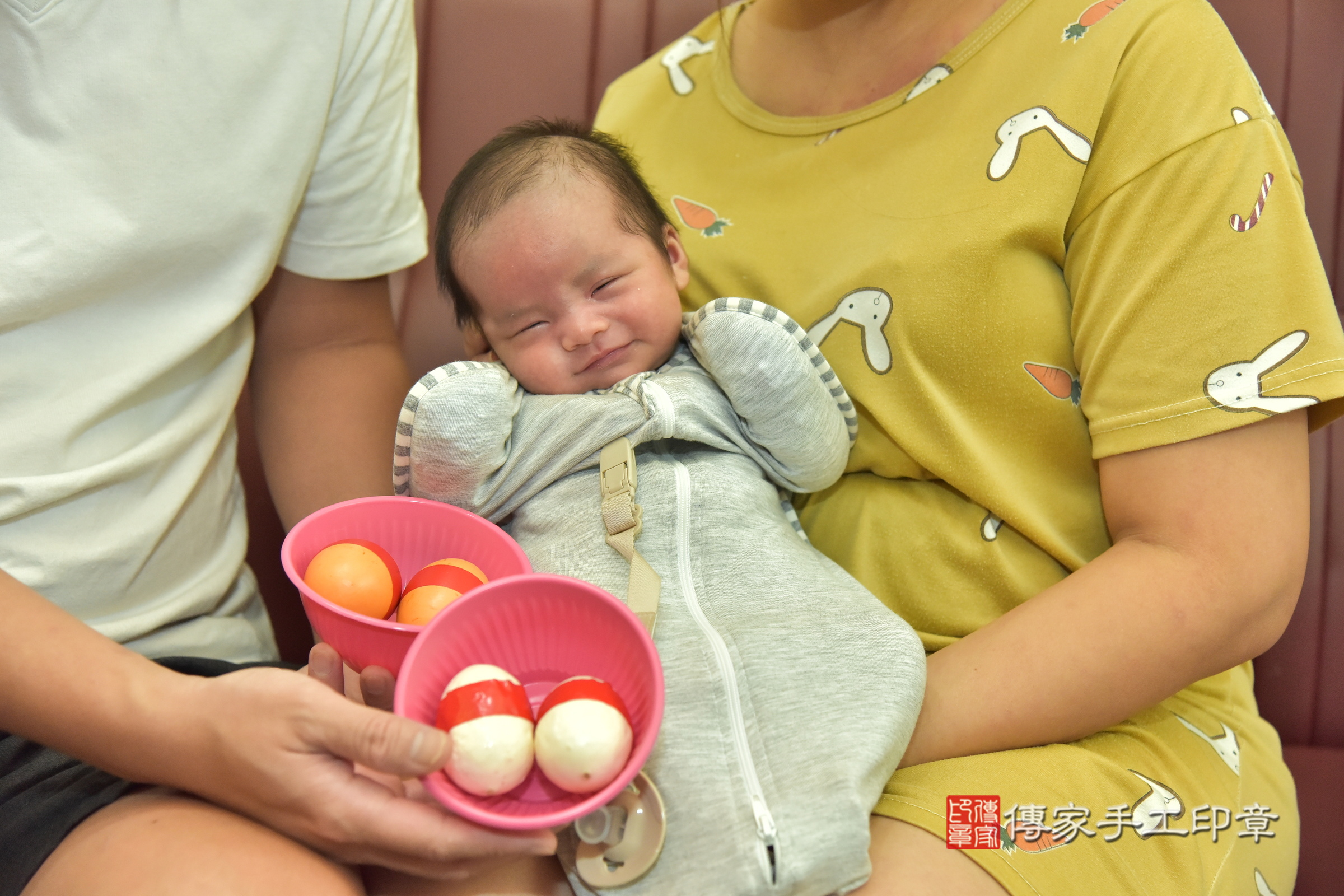 小榮寶寶(新北市土城區到府嬰兒小榮寶寶滿月剃頭理髮、到府嬰兒剃胎毛儀式吉祥話)。到府剃頭剃胎毛主持、專業拍照、證書。★購買「臍帶章、肚臍章、胎毛筆刷印章」贈送：剃頭、收涎、抓周，三選一。2024.8.25，照片5