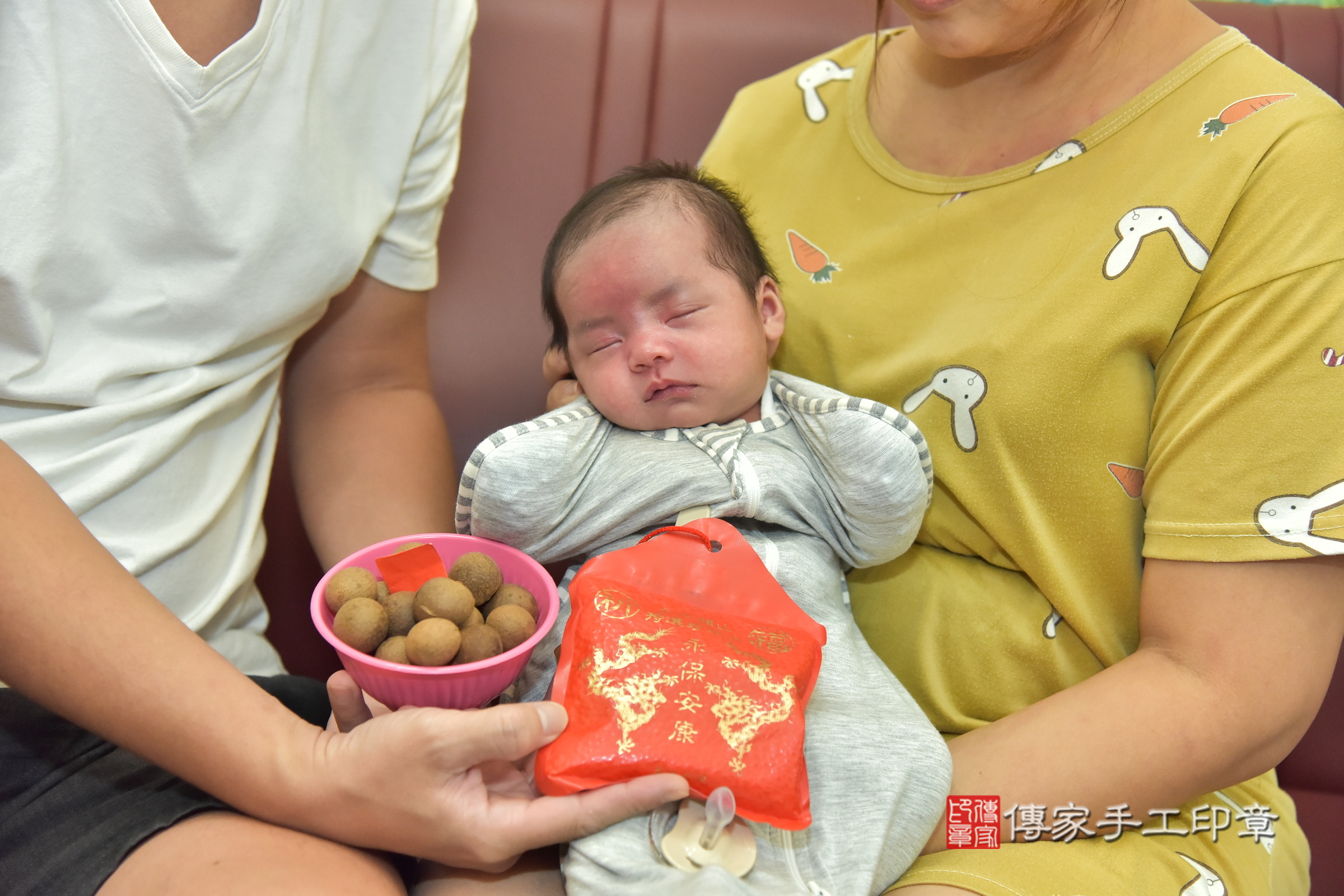 小榮寶寶(新北市土城區到府嬰兒小榮寶寶滿月剃頭理髮、到府嬰兒剃胎毛儀式吉祥話)。到府剃頭剃胎毛主持、專業拍照、證書。★購買「臍帶章、肚臍章、胎毛筆刷印章」贈送：剃頭、收涎、抓周，三選一。2024.8.25，照片6