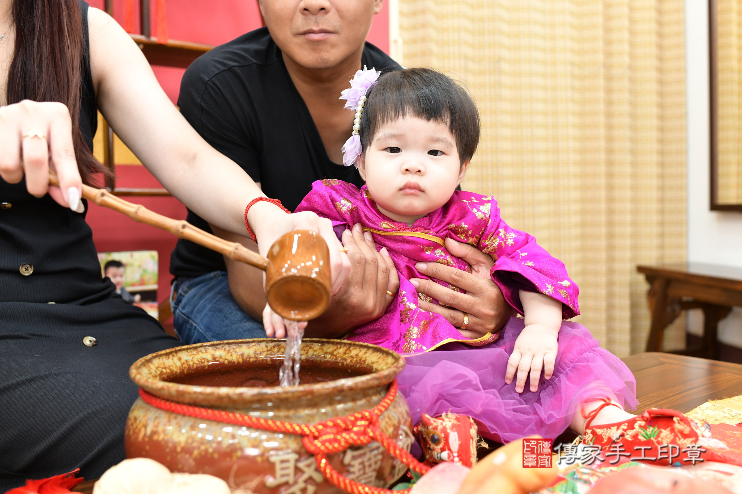 新北市永和區小梒寶寶抓周推薦：傳家新北店抓周度脺中國風會場，嬰兒古禮抓周流程儀式吉祥話、抓周道具物品24種、拍照。抓周證書。2024.8.26，照片17