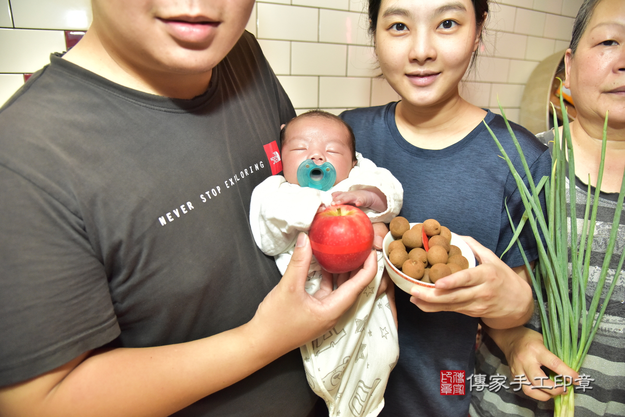 小氶寶寶(新北市樹林區到府嬰兒小氶寶寶滿月剃頭理髮、到府嬰兒剃胎毛儀式吉祥話)。到府剃頭剃胎毛主持、專業拍照、證書。★購買「臍帶章、肚臍章、胎毛筆刷印章」贈送：剃頭、收涎、抓周，三選一。2024.8.31，照片8