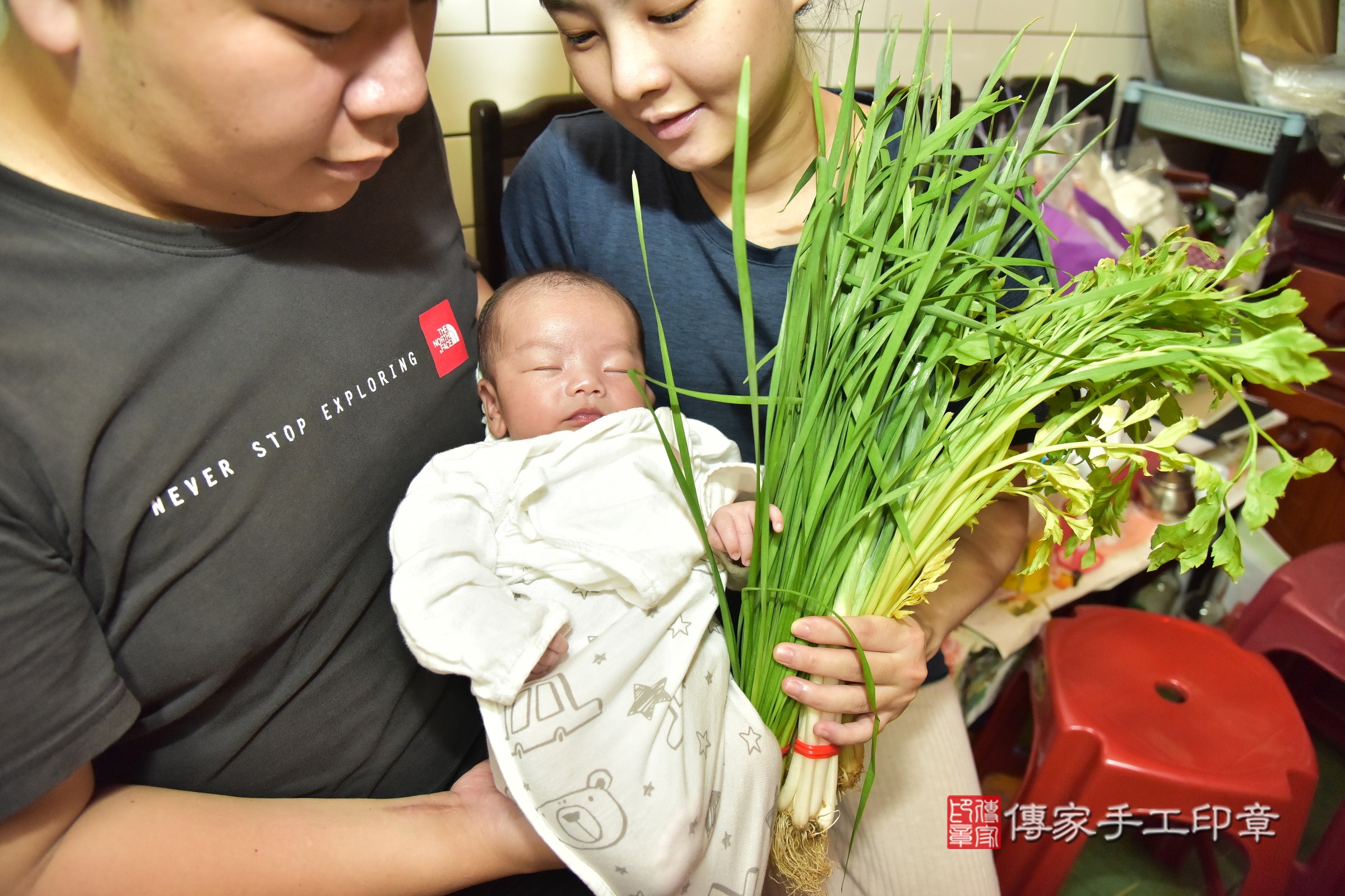 小氶寶寶(新北市樹林區到府嬰兒小氶寶寶滿月剃頭理髮、到府嬰兒剃胎毛儀式吉祥話)。到府剃頭剃胎毛主持、專業拍照、證書。★購買「臍帶章、肚臍章、胎毛筆刷印章」贈送：剃頭、收涎、抓周，三選一。2024.8.31，照片10