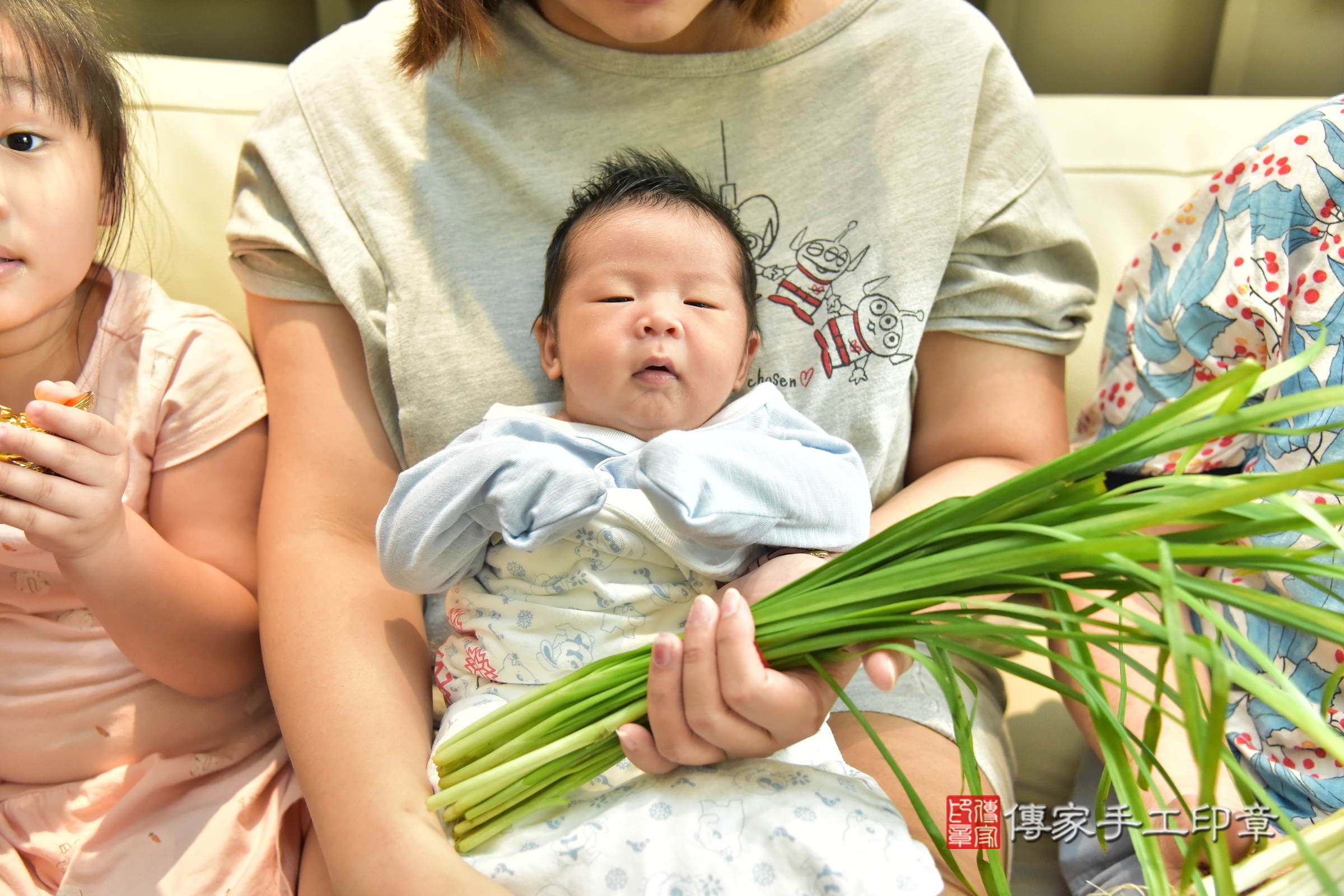 小元寶寶(新北市板橋區到府嬰兒小元寶寶滿月剃頭理髮、到府嬰兒剃胎毛儀式吉祥話)。到府剃頭剃胎毛主持、專業拍照、證書。★購買「臍帶章、肚臍章、胎毛筆刷印章」贈送：剃頭、收涎、抓周，三選一。2024.8.31，照片8