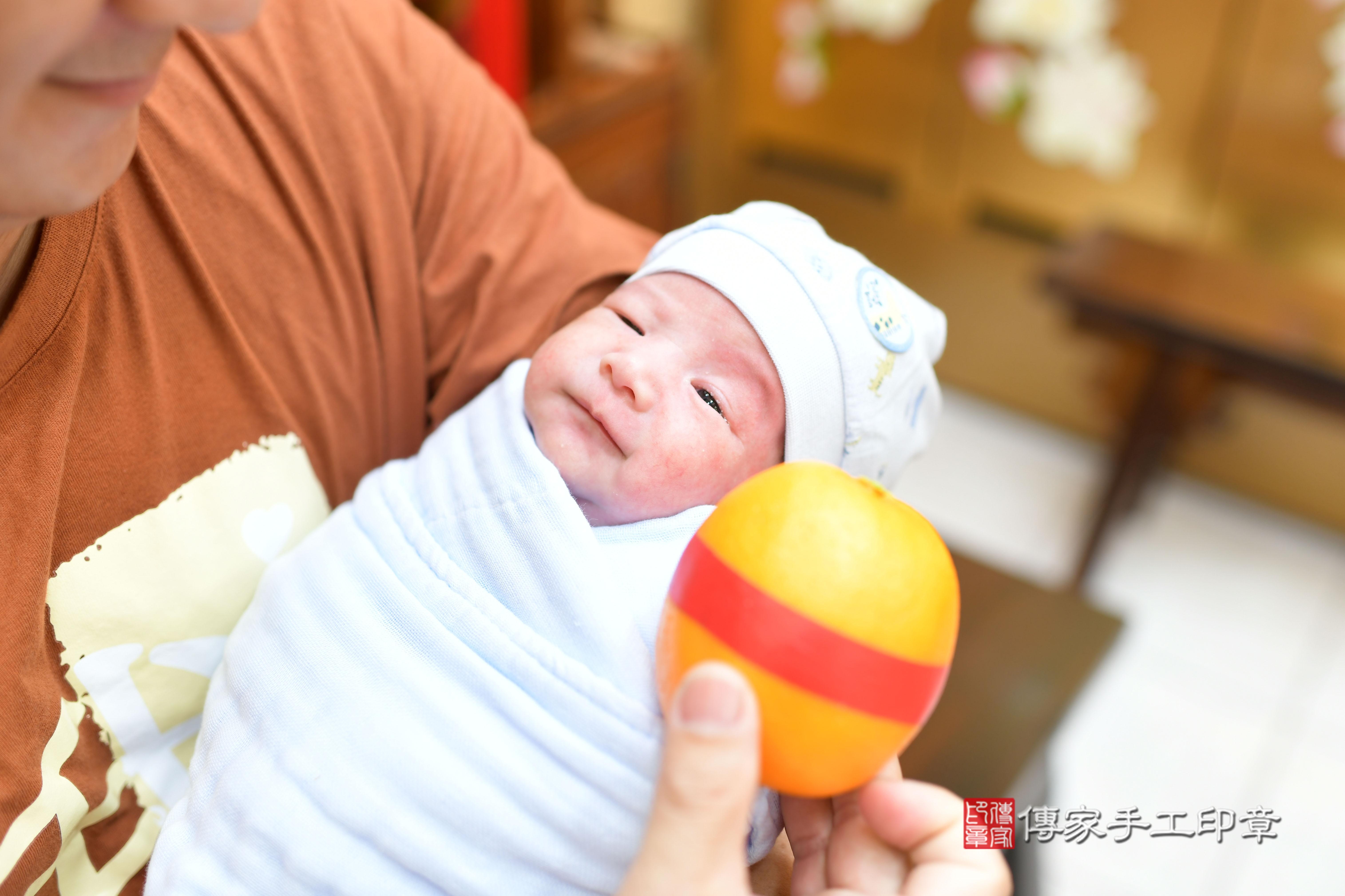 傳家手工印章台南店、抓周、度脺、中國風會場、傳家嬰兒古禮、吉祥話、抓周道具物品24種、拍照。抓周證書。寶寶抓周、滿周歲、生日快樂、祝福