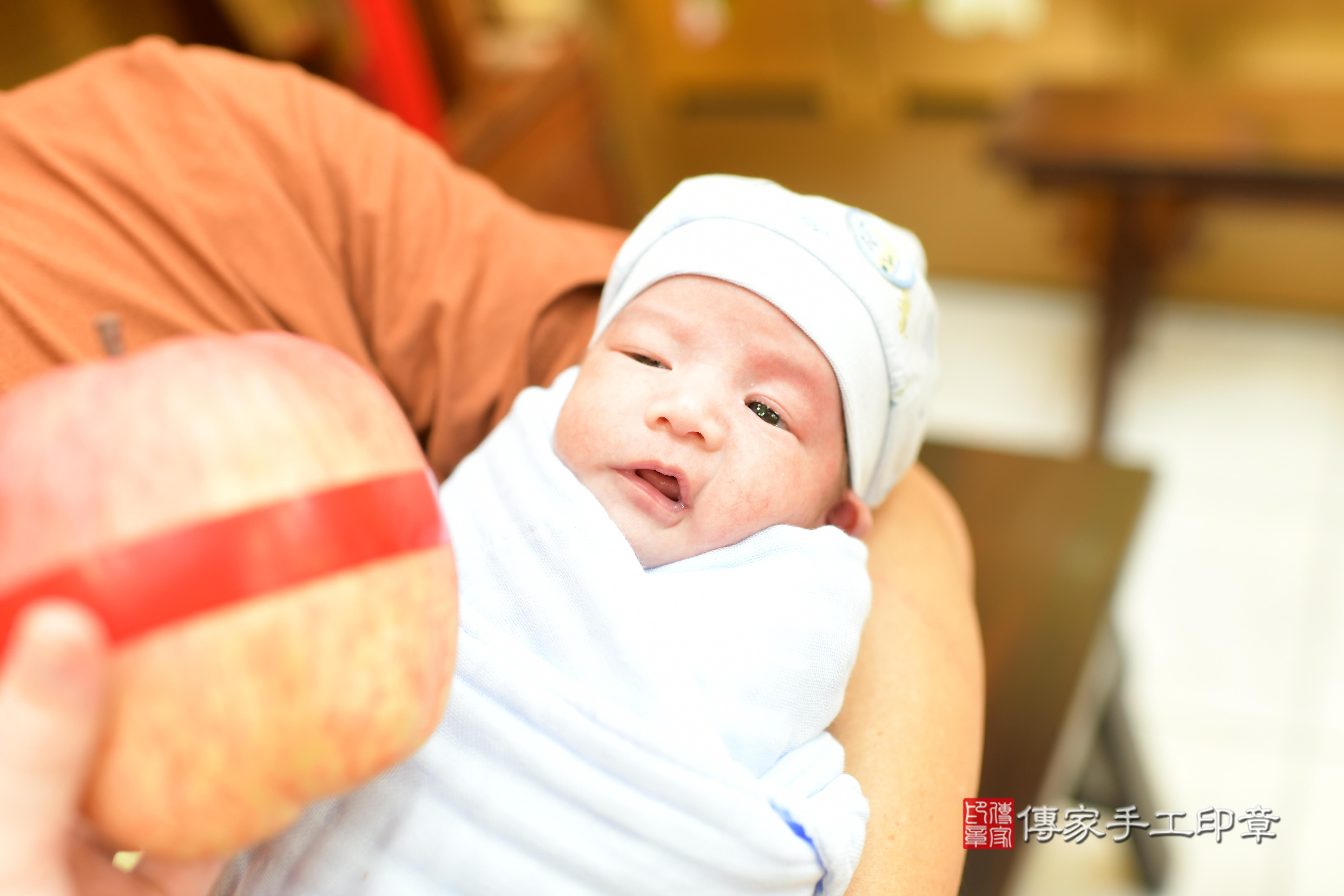 傳家手工印章台南店、抓周、度脺、中國風會場、傳家嬰兒古禮、吉祥話、抓周道具物品24種、拍照。抓周證書。寶寶抓周、滿周歲、生日快樂、祝福