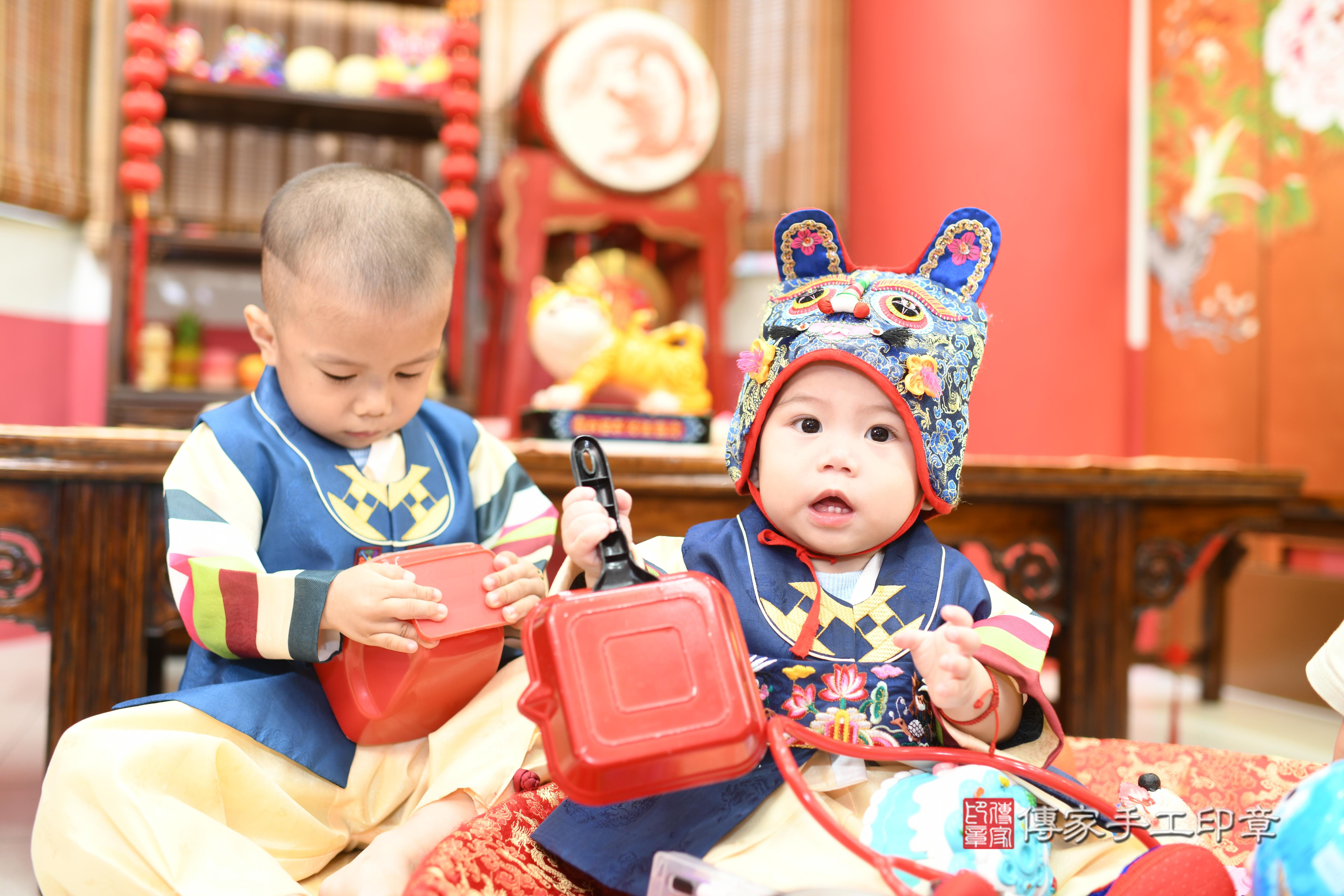 傳家手工印章高雄店、抓周、度脺、中國風會場、傳家嬰兒古禮、吉祥話、抓周道具物品24種、拍照。抓周證書。寶寶抓周、滿周歲、生日快樂、祝福