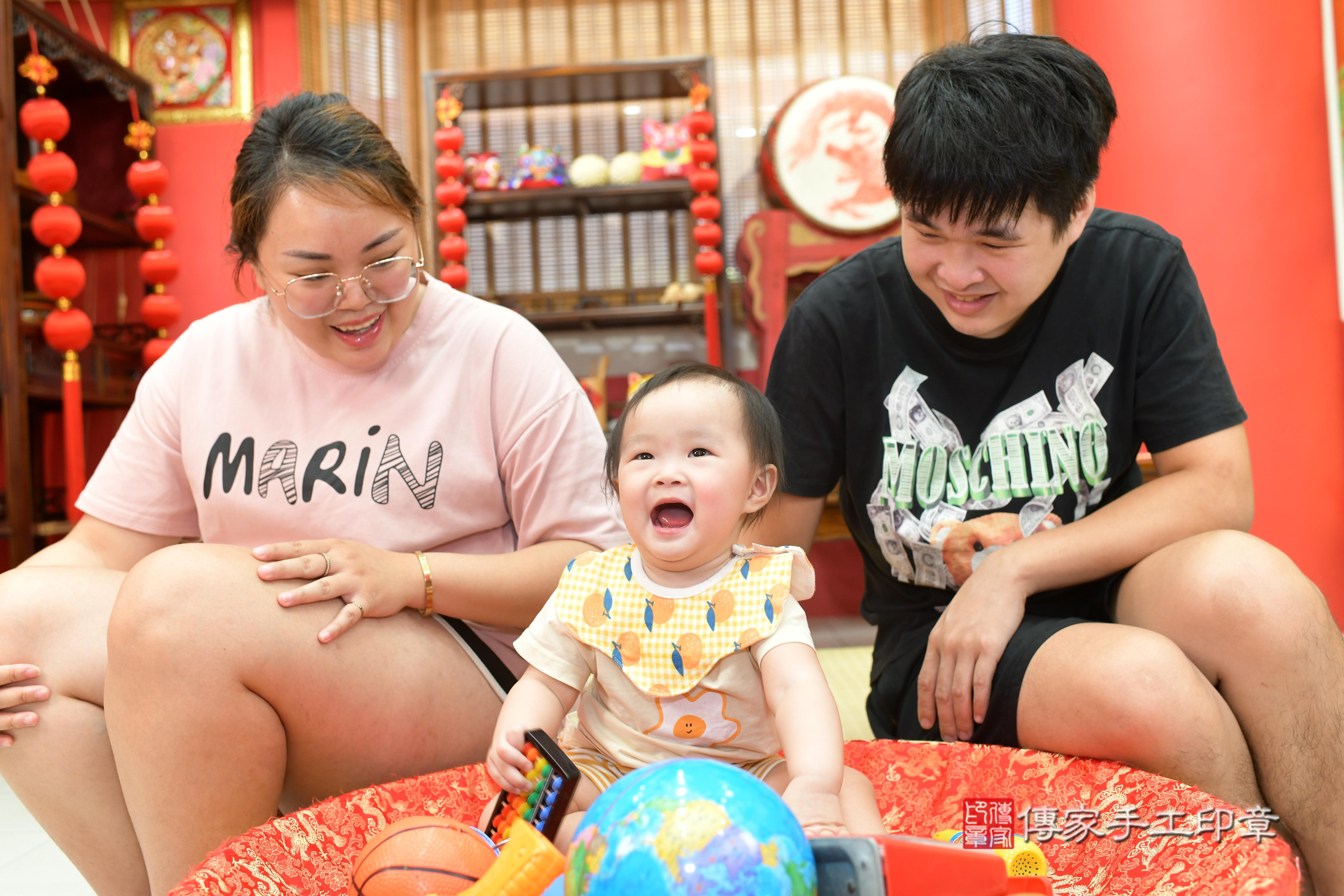 傳家手工印章高雄店、抓周、度脺、中國風會場、傳家嬰兒古禮、吉祥話、抓周道具物品24種、拍照。抓周證書。寶寶抓周、滿周歲、生日快樂、祝福